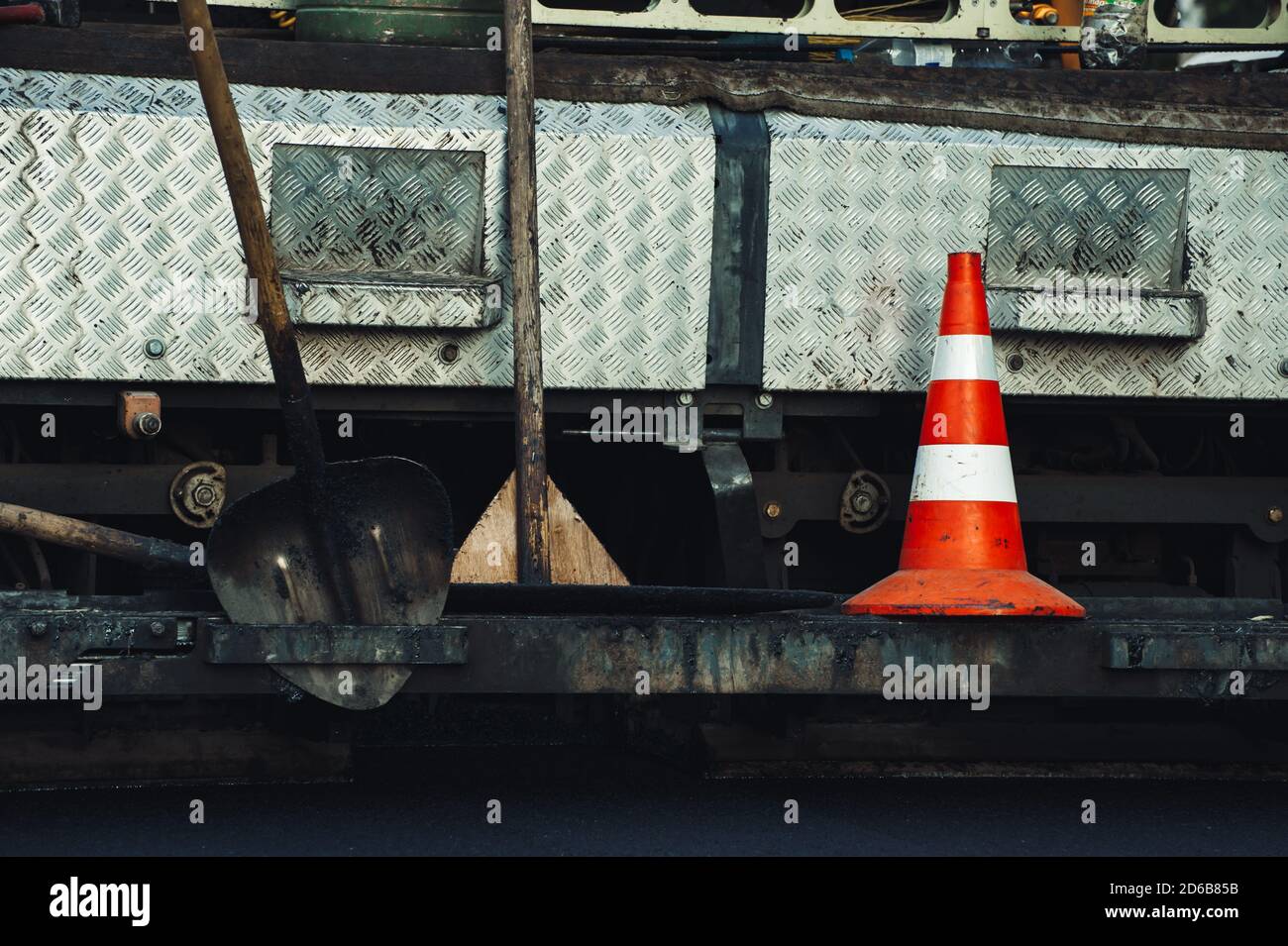 Cono stradale e pala. Attrezzature per la costruzione di strade. Foto Stock
