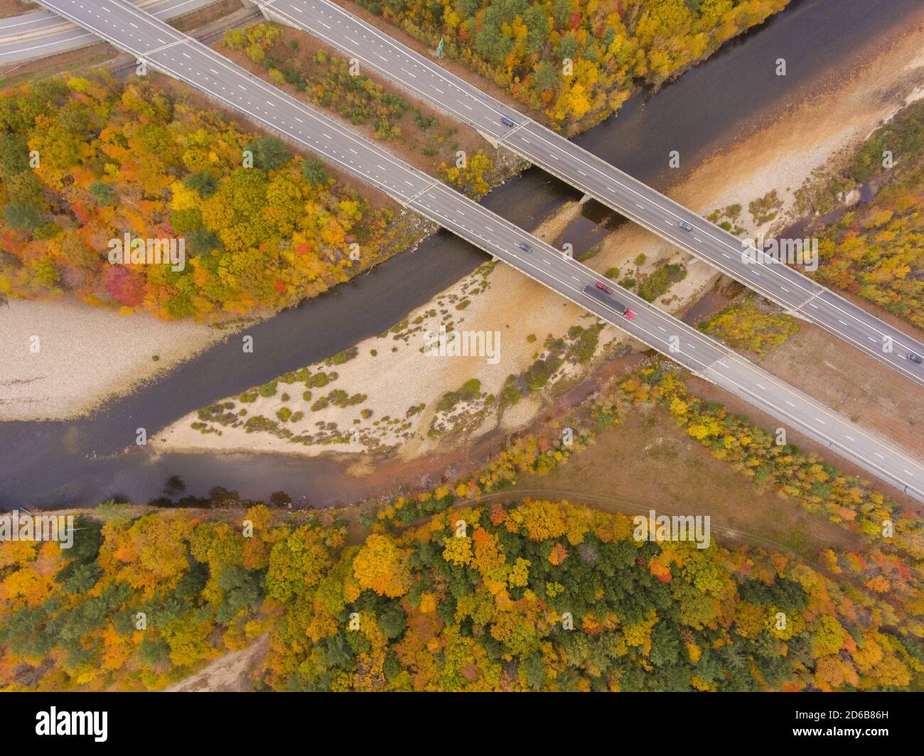 Interstate Highway 93 vicino all'uscita 30 sul fiume Pemigewasset nella White Mountain National Forest, vista dall'alto con fogliame autunnale, città di Thornton, New Hampshi Foto Stock