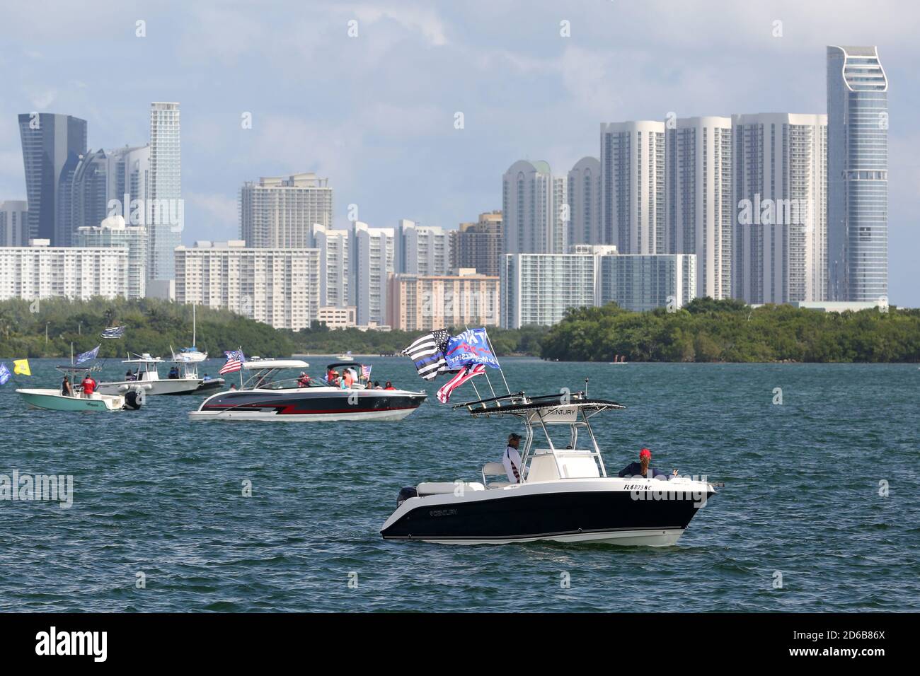 Miami, Stati Uniti d'America. 15 Ott 2020. MIAMI, FL - OTTOBRE 15: Centinaia e centinaia di barche si sono esibite per una massiccia dimostrazione di sostegno anche sotto la pioggia battente, mentre il figlio del presidente Eric Trump e la moglie Lara hanno guidato un raduno flotilla pro-Trump a Miami, Florida, il 15 ottobre, 2020 appena 19 giorni prima delle elezioni l'affluenza alle urne è stata massiccia ed è stata sotto la pioggia battente: Trump Supporters Credit: Storms Media Group/Alamy Live News Foto Stock