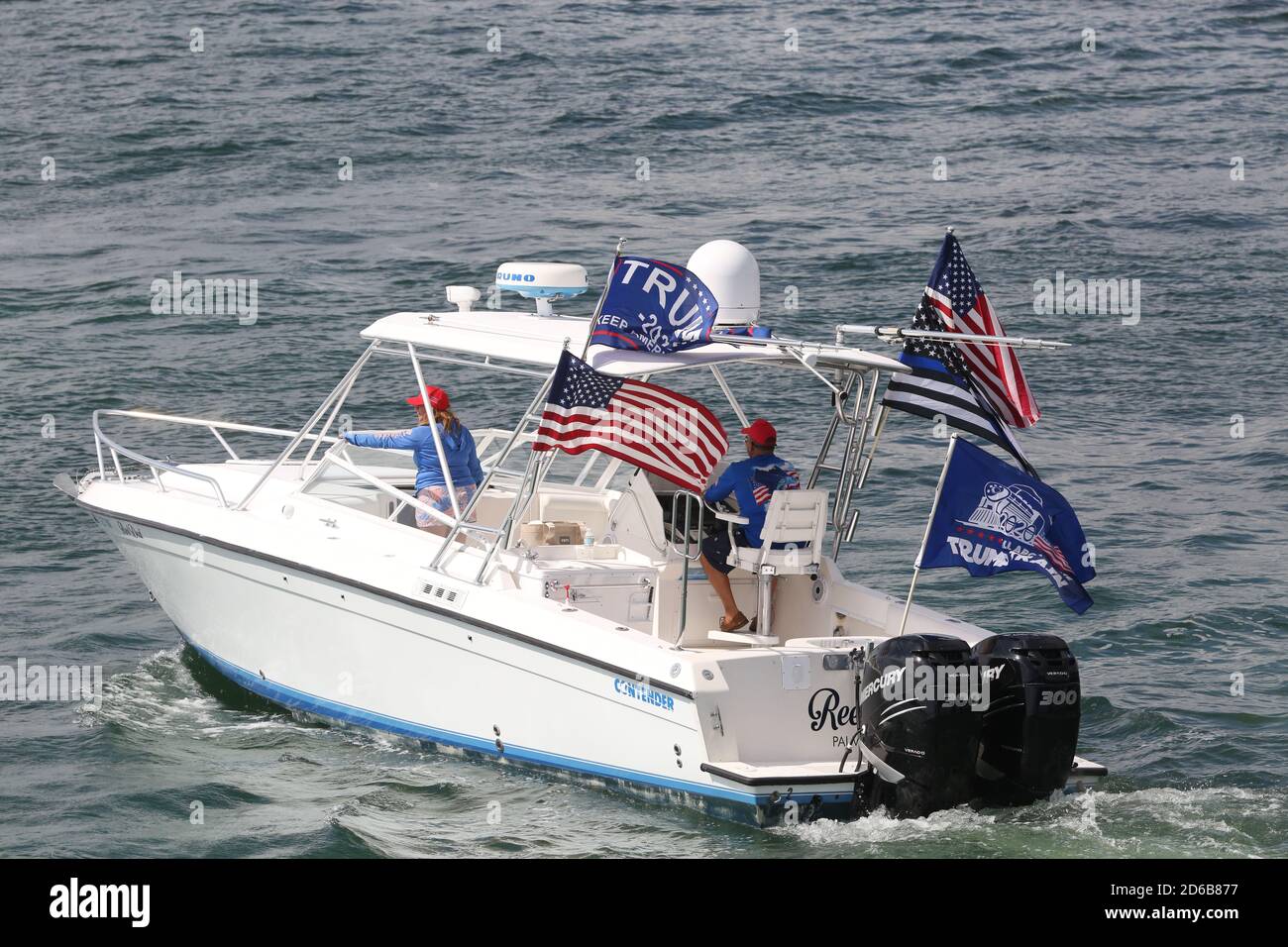 Miami, Stati Uniti d'America. 15 Ott 2020. MIAMI, FL - OTTOBRE 15: Centinaia e centinaia di barche si sono esibite per una massiccia dimostrazione di sostegno anche sotto la pioggia battente, mentre il figlio PresidentÕs Eric Trump e la moglie Lara hanno guidato un raduno flotilla pro-Trump a Miami, Florida, il 15 ottobre, 2020 appena 19 giorni prima delle elezioni l'affluenza alle urne è stata massiccia ed è stata sotto la pioggia battente: Trump Supporters Credit: Storms Media Group/Alamy Live News Foto Stock