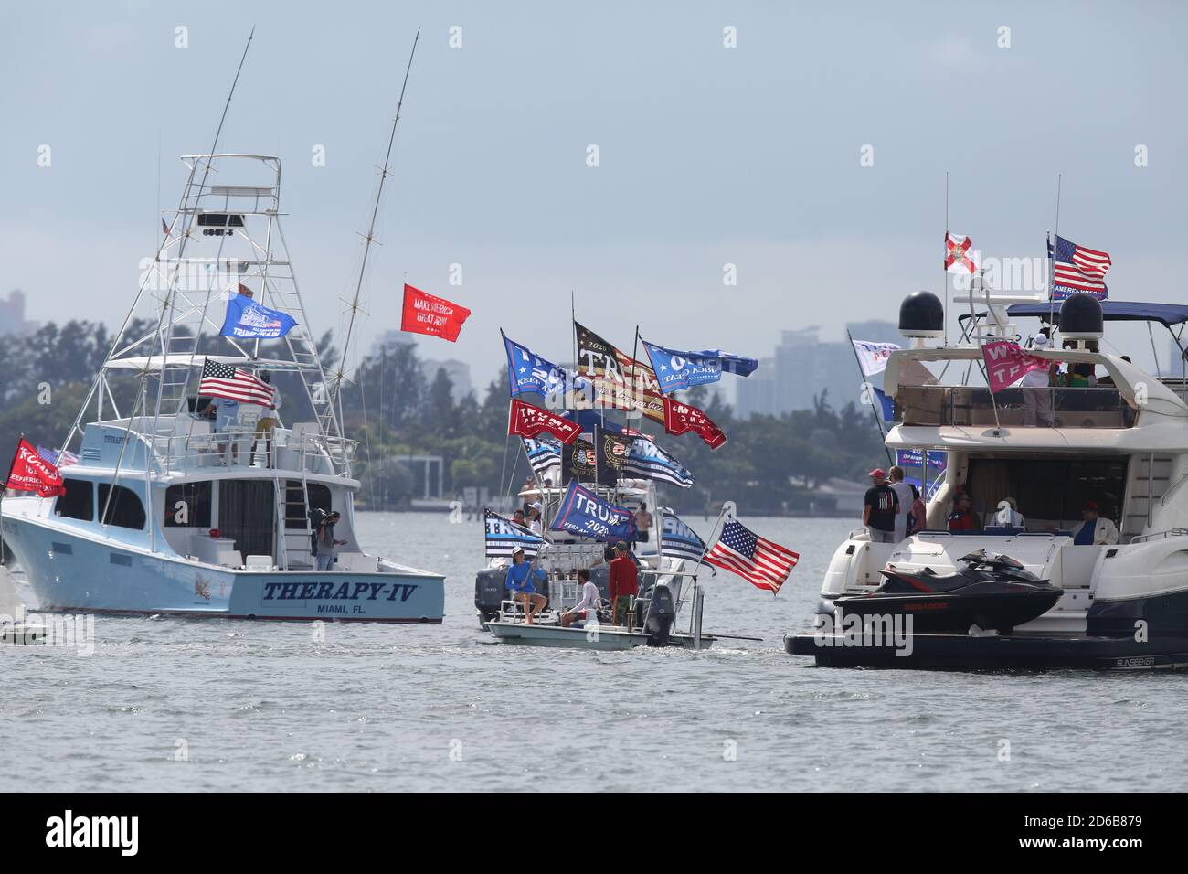 Miami, Stati Uniti d'America. 15 Ott 2020. MIAMI, FL - OTTOBRE 15: Centinaia e centinaia di barche si sono esibite per una massiccia dimostrazione di sostegno anche sotto la pioggia battente, mentre il figlio PresidentÕs Eric Trump e la moglie Lara hanno guidato un raduno flotilla pro-Trump a Miami, Florida, il 15 ottobre, 2020 appena 19 giorni prima delle elezioni l'affluenza alle urne è stata massiccia ed è stata sotto la pioggia battente: Trump Supporters Credit: Storms Media Group/Alamy Live News Foto Stock
