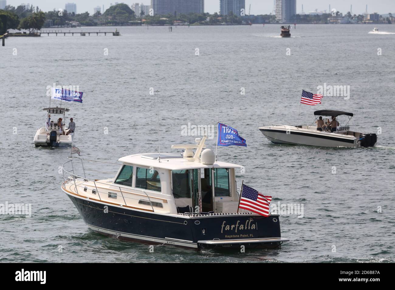 Miami, Stati Uniti d'America. 15 Ott 2020. MIAMI, FL - OTTOBRE 15: Centinaia e centinaia di barche si sono esibite per una massiccia dimostrazione di sostegno anche sotto la pioggia battente, mentre il figlio PresidentÕs Eric Trump e la moglie Lara hanno guidato un raduno flotilla pro-Trump a Miami, Florida, il 15 ottobre, 2020 appena 19 giorni prima delle elezioni l'affluenza alle urne è stata massiccia ed è stata sotto la pioggia battente: Trump Supporters Credit: Storms Media Group/Alamy Live News Foto Stock