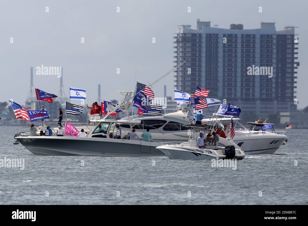 Miami, Stati Uniti d'America. 15 Ott 2020. MIAMI, FL - OTTOBRE 15: Centinaia e centinaia di barche si sono esibite per una massiccia dimostrazione di sostegno anche sotto la pioggia battente, mentre il figlio del presidente Eric Trump e la moglie Lara hanno guidato un raduno flotilla pro-Trump a Miami, Florida, il 15 ottobre, 2020 appena 19 giorni prima delle elezioni l'affluenza alle urne è stata massiccia ed è stata sotto la pioggia battente: Trump Supporters Credit: Storms Media Group/Alamy Live News Foto Stock