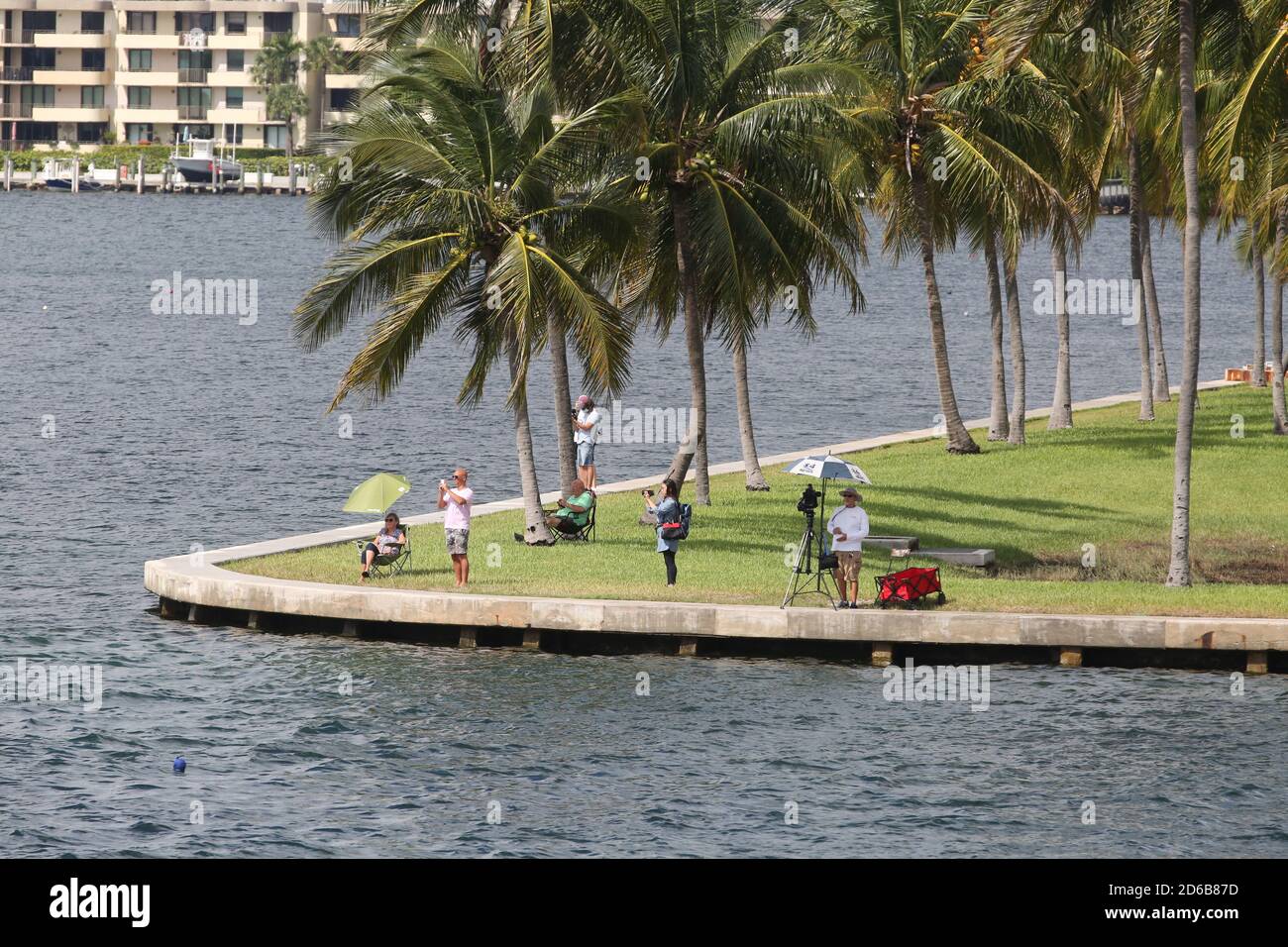 Miami, Stati Uniti d'America. 15 Ott 2020. MIAMI, FL - OTTOBRE 15: Centinaia e centinaia di barche si sono esibite per una massiccia dimostrazione di sostegno anche sotto la pioggia battente, mentre il figlio PresidentÕs Eric Trump e la moglie Lara hanno guidato un raduno flotilla pro-Trump a Miami, Florida, il 15 ottobre, 2020 appena 19 giorni prima delle elezioni l'affluenza alle urne è stata massiccia ed è stata sotto la pioggia battente: Trump Supporters Credit: Storms Media Group/Alamy Live News Foto Stock