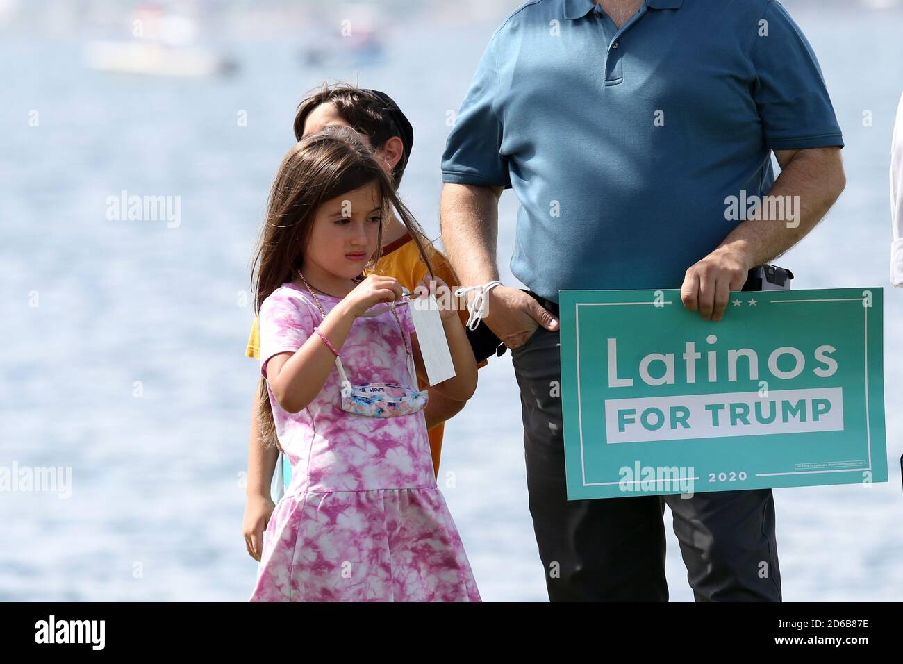 Miami, Stati Uniti d'America. 15 Ott 2020. MIAMI, FL - OTTOBRE 15: Centinaia e centinaia di barche si sono esibite per una massiccia dimostrazione di sostegno anche sotto la pioggia battente, mentre il figlio PresidentÕs Eric Trump e la moglie Lara hanno guidato un raduno flotilla pro-Trump a Miami, Florida, il 15 ottobre, 2020 appena 19 giorni prima delle elezioni l'affluenza alle urne è stata massiccia ed è stata sotto la pioggia battente: Trump Supporters Credit: Storms Media Group/Alamy Live News Foto Stock