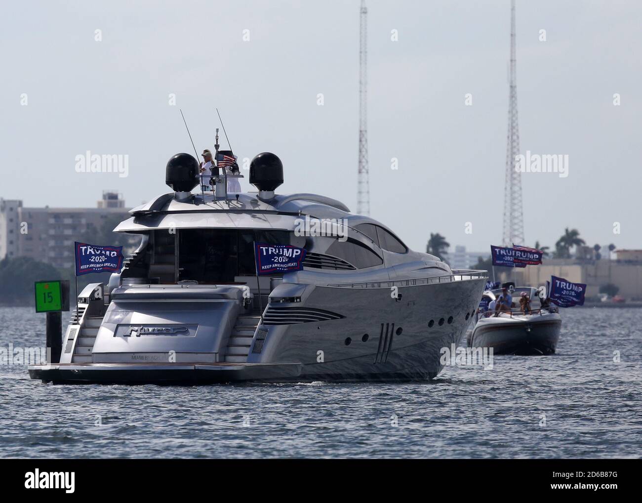 Miami, Stati Uniti d'America. 15 Ott 2020. MIAMI, FL - OTTOBRE 15: Centinaia e centinaia di barche si sono esibite per una massiccia dimostrazione di sostegno anche sotto la pioggia battente, mentre il figlio PresidentÕs Eric Trump e la moglie Lara hanno guidato un raduno flotilla pro-Trump a Miami, Florida, il 15 ottobre, 2020 appena 19 giorni prima delle elezioni l'affluenza alle urne è stata massiccia ed è stata sotto la pioggia battente: Trump Supporters Credit: Storms Media Group/Alamy Live News Foto Stock