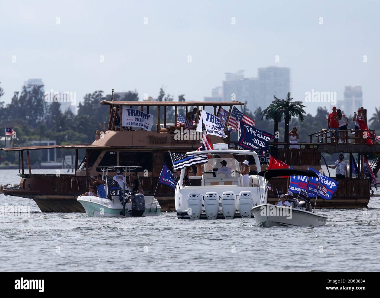 Miami, Stati Uniti d'America. 15 Ott 2020. MIAMI, FL - OTTOBRE 15: Centinaia e centinaia di barche si sono esibite per una massiccia dimostrazione di sostegno anche sotto la pioggia battente, mentre il figlio PresidentÕs Eric Trump e la moglie Lara hanno guidato un raduno flotilla pro-Trump a Miami, Florida, il 15 ottobre, 2020 appena 19 giorni prima delle elezioni l'affluenza alle urne è stata massiccia ed è stata sotto la pioggia battente: Trump Supporters Credit: Storms Media Group/Alamy Live News Foto Stock