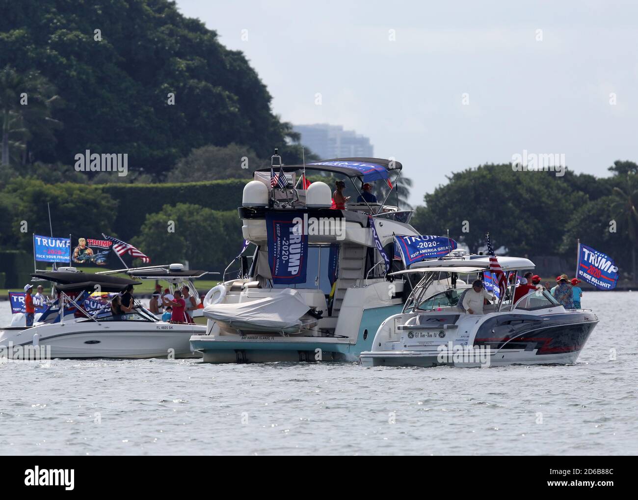 Miami, Stati Uniti d'America. 15 Ott 2020. MIAMI, FL - OTTOBRE 15: Centinaia e centinaia di barche si sono esibite per una massiccia dimostrazione di sostegno anche sotto la pioggia battente, mentre il figlio PresidentÕs Eric Trump e la moglie Lara hanno guidato un raduno flotilla pro-Trump a Miami, Florida, il 15 ottobre, 2020 appena 19 giorni prima delle elezioni l'affluenza alle urne è stata massiccia ed è stata sotto la pioggia battente: Trump Supporters Credit: Storms Media Group/Alamy Live News Foto Stock
