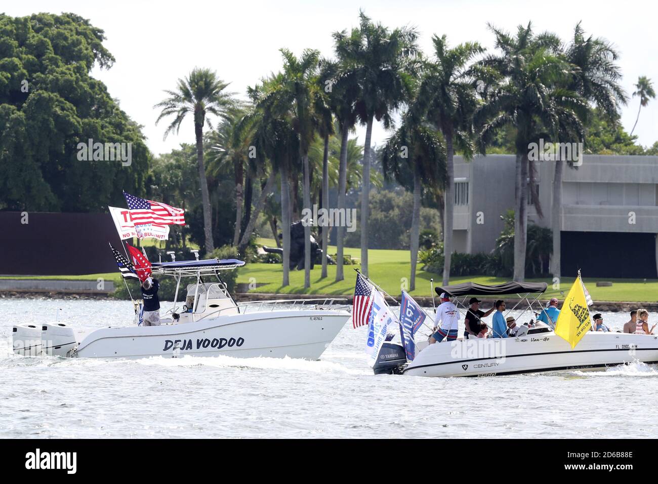Miami, Stati Uniti d'America. 15 Ott 2020. MIAMI, FL - OTTOBRE 15: Centinaia e centinaia di barche si sono esibite per una massiccia dimostrazione di sostegno anche sotto la pioggia battente, mentre il figlio del presidente Eric Trump e la moglie Lara hanno guidato un raduno flotilla pro-Trump a Miami, Florida, il 15 ottobre, 2020 appena 19 giorni prima delle elezioni l'affluenza alle urne è stata massiccia ed è stata sotto la pioggia battente: Trump Supporters Credit: Storms Media Group/Alamy Live News Foto Stock