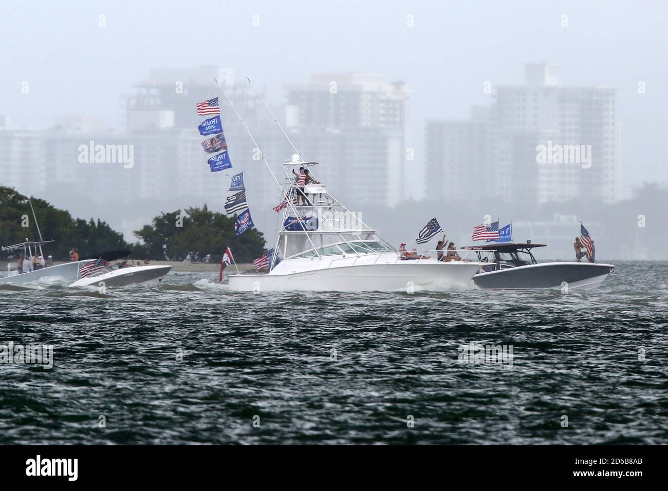 Miami, Stati Uniti d'America. 15 Ott 2020. MIAMI, FL - OTTOBRE 15: Centinaia e centinaia di barche si sono esibite per una massiccia dimostrazione di sostegno anche sotto la pioggia battente, mentre il figlio del presidente Eric Trump e la moglie Lara hanno guidato un raduno flotilla pro-Trump a Miami, Florida, il 15 ottobre, 2020 appena 19 giorni prima delle elezioni l'affluenza alle urne è stata massiccia ed è stata sotto la pioggia battente: Trump Supporters Credit: Storms Media Group/Alamy Live News Foto Stock