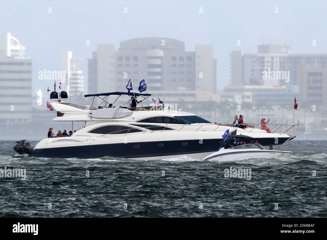 Miami, Stati Uniti d'America. 15 Ott 2020. MIAMI, FL - OTTOBRE 15: Centinaia e centinaia di barche si sono esibite per una massiccia dimostrazione di sostegno anche sotto la pioggia battente, mentre il figlio PresidentÕs Eric Trump e la moglie Lara hanno guidato un raduno flotilla pro-Trump a Miami, Florida, il 15 ottobre, 2020 appena 19 giorni prima delle elezioni l'affluenza alle urne è stata massiccia ed è stata sotto la pioggia battente: Trump Supporters Credit: Storms Media Group/Alamy Live News Foto Stock