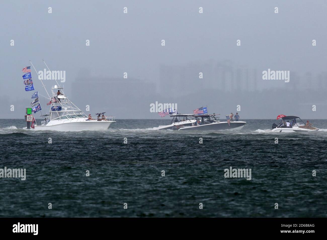 Miami, Stati Uniti d'America. 15 Ott 2020. MIAMI, FL - OTTOBRE 15: Centinaia e centinaia di barche si sono esibite per una massiccia dimostrazione di sostegno anche sotto la pioggia battente, mentre il figlio del presidente Eric Trump e la moglie Lara hanno guidato un raduno flotilla pro-Trump a Miami, Florida, il 15 ottobre, 2020 appena 19 giorni prima delle elezioni l'affluenza alle urne è stata massiccia ed è stata sotto la pioggia battente: Trump Supporters Credit: Storms Media Group/Alamy Live News Foto Stock