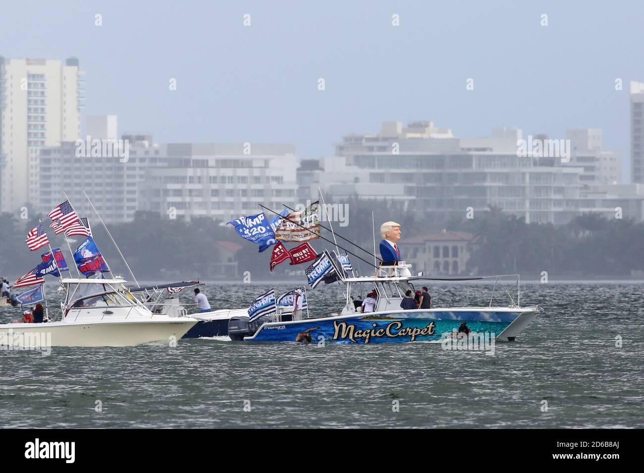 Miami, Stati Uniti d'America. 15 Ott 2020. MIAMI, FL - OTTOBRE 15: Centinaia e centinaia di barche si sono esibite per una massiccia dimostrazione di sostegno anche sotto la pioggia battente, mentre il figlio del presidente Eric Trump e la moglie Lara hanno guidato un raduno flotilla pro-Trump a Miami, Florida, il 15 ottobre, 2020 appena 19 giorni prima delle elezioni l'affluenza alle urne è stata massiccia ed è stata sotto la pioggia battente: Trump Supporters Credit: Storms Media Group/Alamy Live News Foto Stock