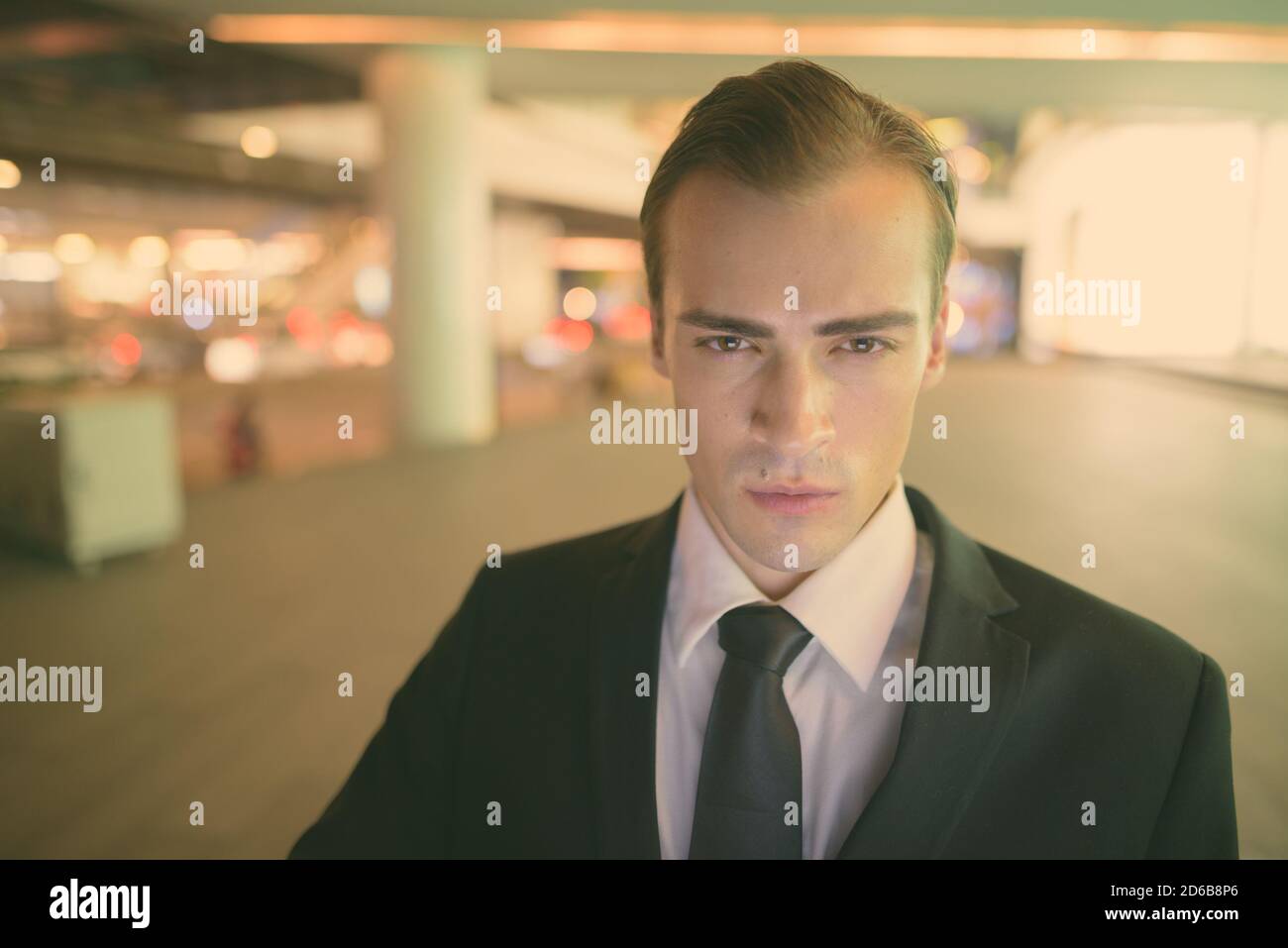 Giovane uomo d'affari che esplora la città di Bangkok, Thailandia di notte Foto Stock