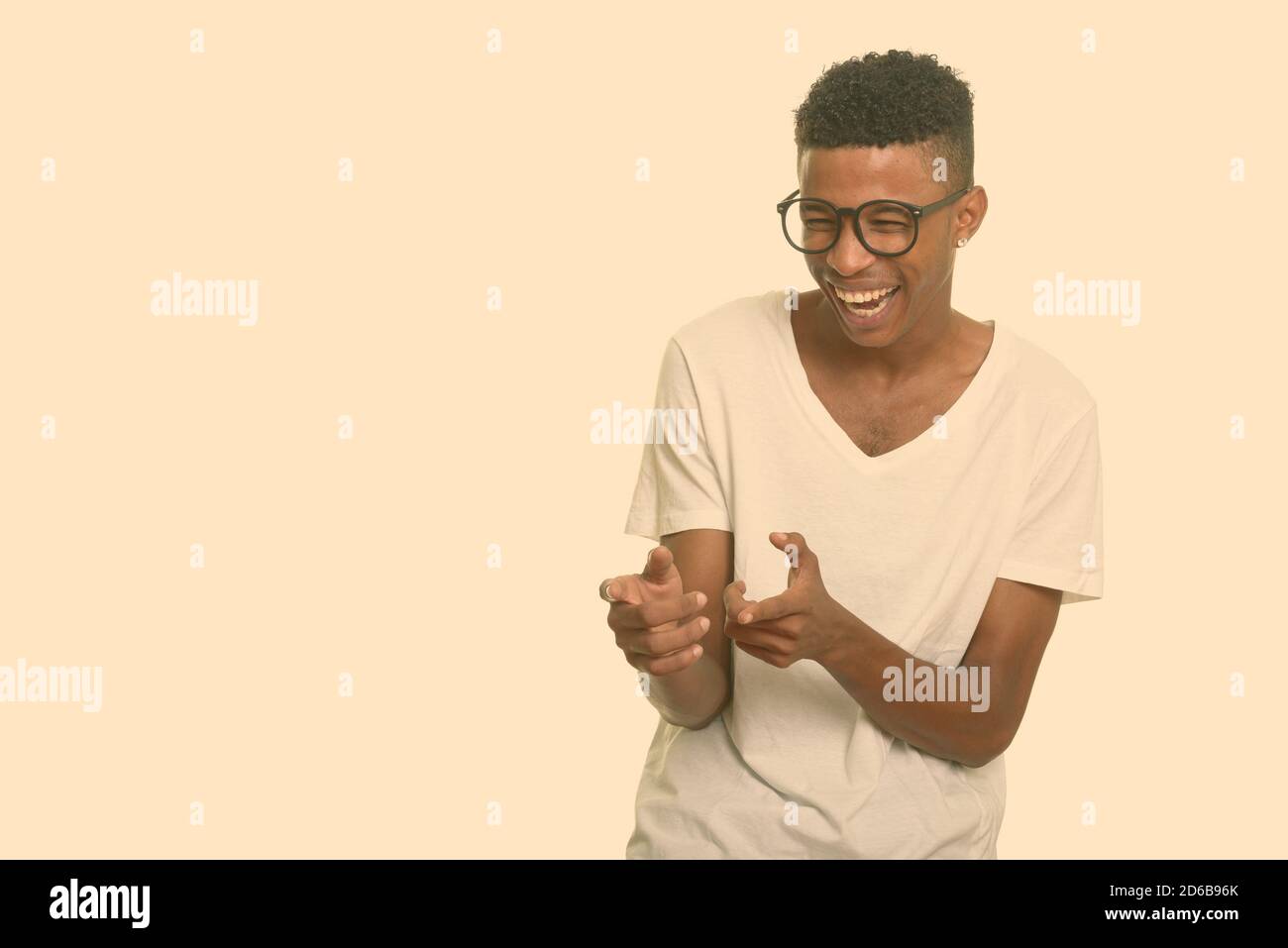 Giovani felici uomo africano di ridere e dita di puntamento Foto Stock