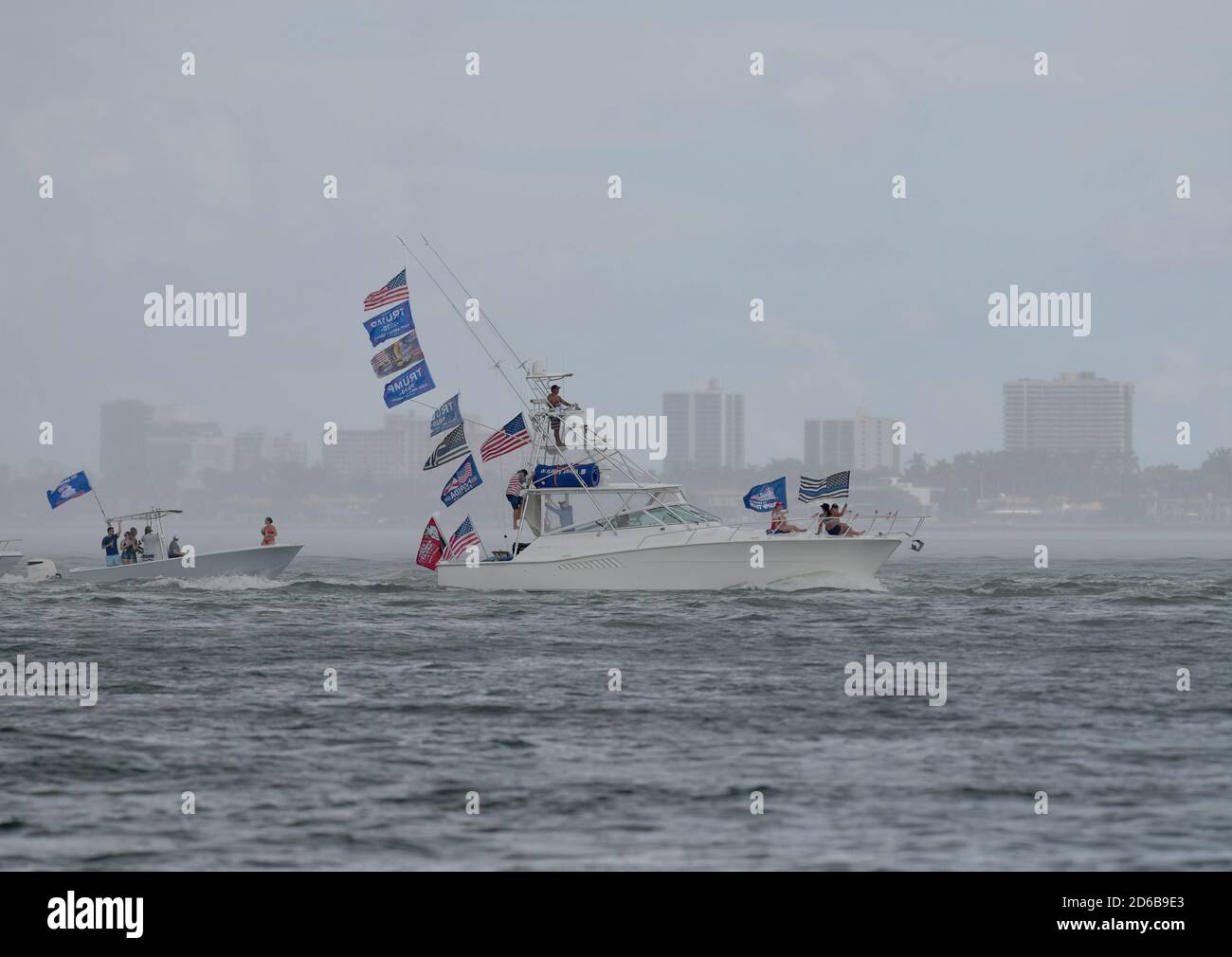 Miami, Stati Uniti d'America. 15 Ott 2020. MIAMI, FL - OTTOBRE 15: Centinaia e centinaia di barche si sono esibite per una massiccia dimostrazione di sostegno anche sotto la pioggia battente, mentre il figlio PresidentÕs Eric Trump e la moglie Lara hanno guidato un raduno flotilla pro-Trump a Miami, Florida, il 15 ottobre, 2020 appena 19 giorni prima delle elezioni l'affluenza alle urne è stata massiccia ed è stata sotto la pioggia battente: Trump Supporters Credit: Storms Media Group/Alamy Live News Foto Stock