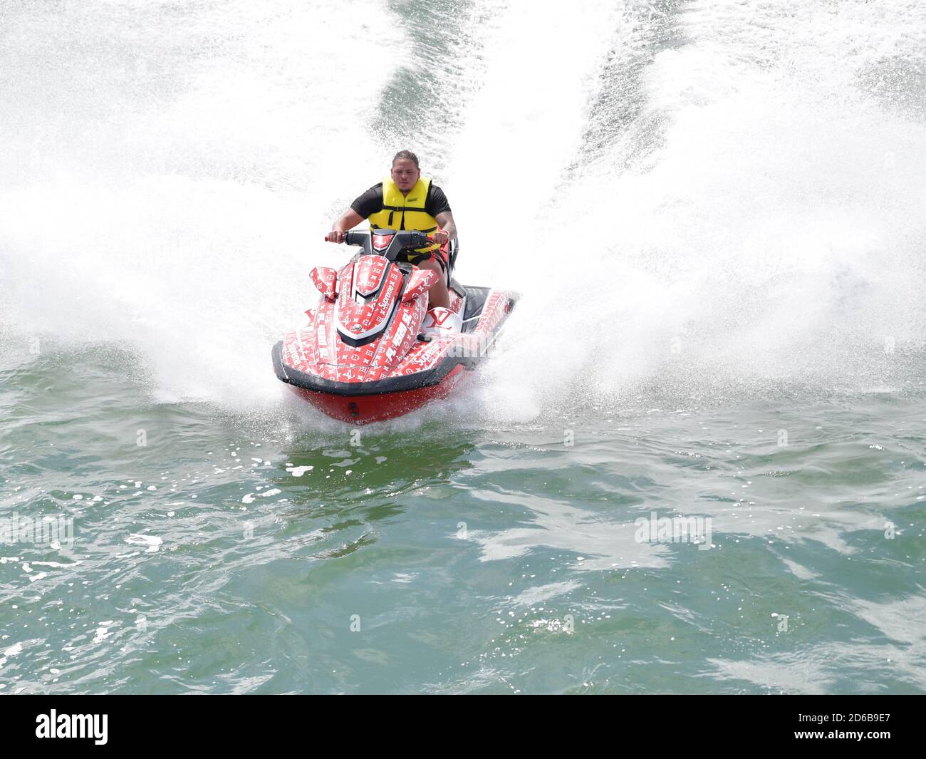 Miami, Stati Uniti d'America. 15 Ott 2020. MIAMI, FL - OTTOBRE 15: Centinaia e centinaia di barche si sono esibite per una massiccia dimostrazione di sostegno anche sotto la pioggia battente, mentre il figlio PresidentÕs Eric Trump e la moglie Lara hanno guidato un raduno flotilla pro-Trump a Miami, Florida, il 15 ottobre, 2020 appena 19 giorni prima delle elezioni l'affluenza alle urne è stata massiccia ed è stata sotto la pioggia battente: Trump Supporters Credit: Storms Media Group/Alamy Live News Foto Stock