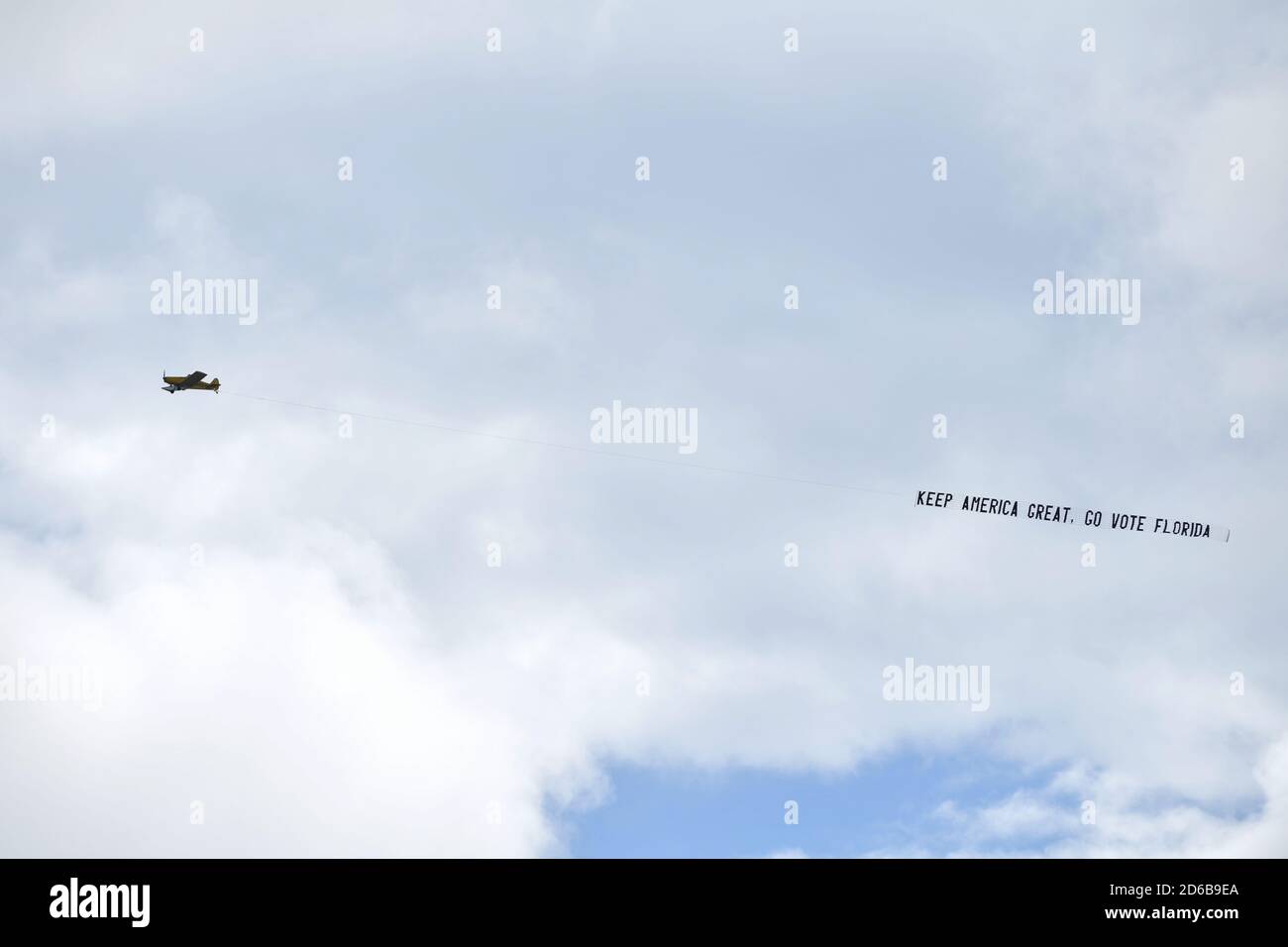 Miami, Stati Uniti d'America. 15 Ott 2020. MIAMI, FL - OTTOBRE 15: Centinaia e centinaia di barche si sono esibite per una massiccia dimostrazione di sostegno anche sotto la pioggia battente, mentre il figlio PresidentÕs Eric Trump e la moglie Lara hanno guidato un raduno flotilla pro-Trump a Miami, Florida, il 15 ottobre, 2020 appena 19 giorni prima delle elezioni l'affluenza alle urne è stata massiccia ed è stata sotto la pioggia battente: Trump Supporters Credit: Storms Media Group/Alamy Live News Foto Stock