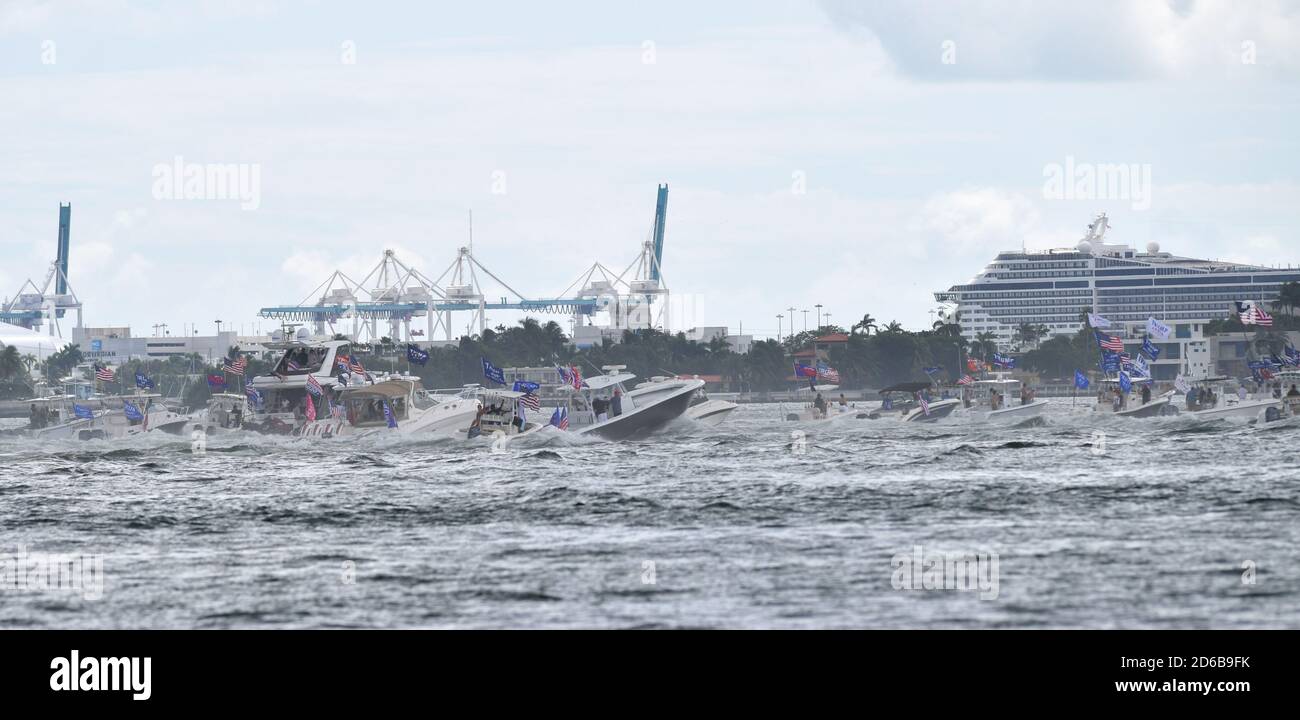 Miami, Stati Uniti d'America. 15 Ott 2020. MIAMI, FL - OTTOBRE 15: Centinaia e centinaia di barche si sono esibite per una massiccia dimostrazione di sostegno anche sotto la pioggia battente, mentre il figlio PresidentÕs Eric Trump e la moglie Lara hanno guidato un raduno flotilla pro-Trump a Miami, Florida, il 15 ottobre, 2020 appena 19 giorni prima delle elezioni l'affluenza alle urne è stata massiccia ed è stata sotto la pioggia battente: Trump Supporters Credit: Storms Media Group/Alamy Live News Foto Stock