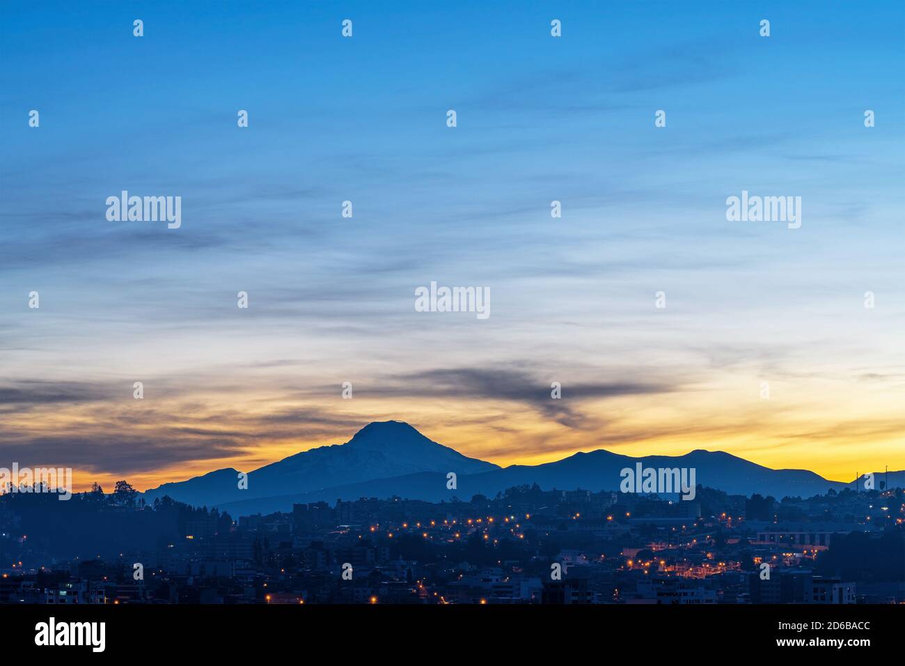 Cayambe vulcano alba, Quito, Ecuador. Foto Stock