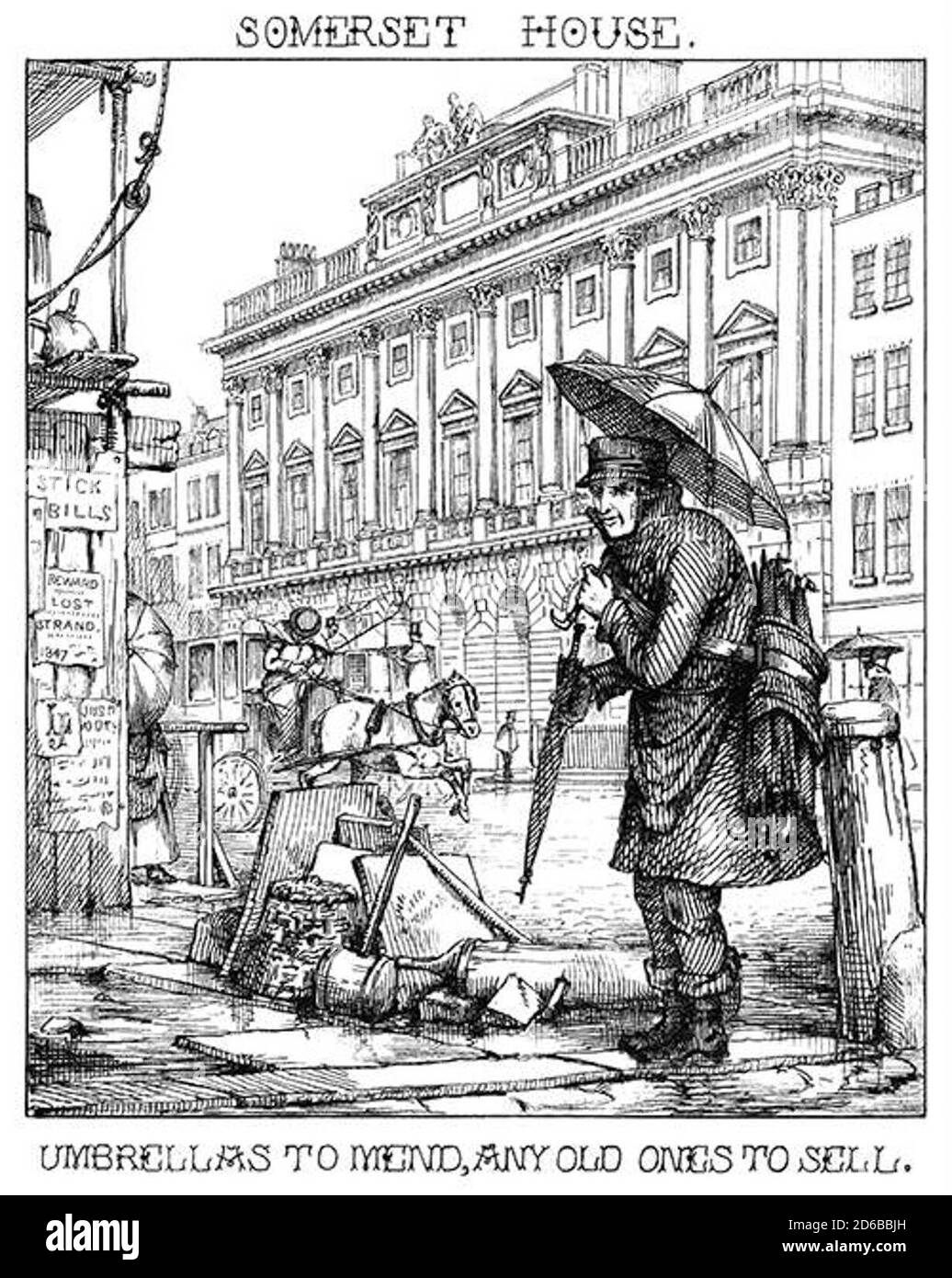 Un uomo sta sotto la pioggia sulla strada tenendo un ombrello aperto sopra la sua testa, uno piegato nella sua mano destra, e avendo un mazzo di loro strappato sulla schiena Foto Stock