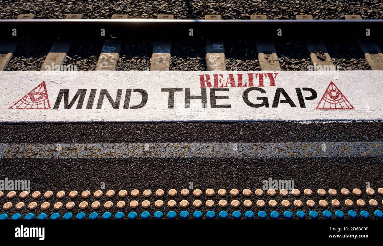 Attenzione al divario di realtà, graffiti sulla piattaforma della stazione, tutti vedendo l'immagine dell'occhio, teoria della cospirazione, illuminati, società segreta, QAnon, G5, culti della terra piatta. Foto Stock