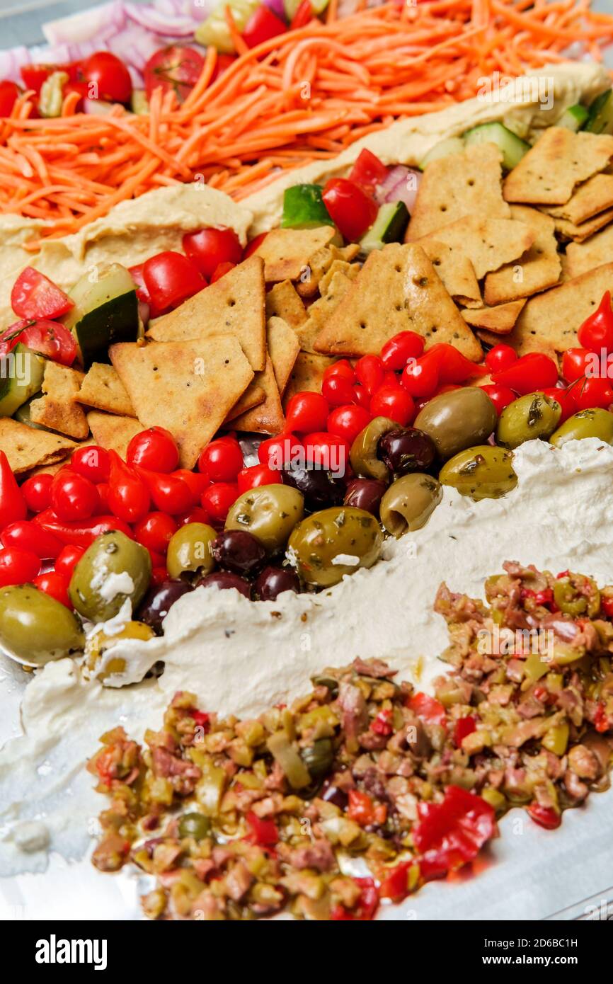 Piatto hummus di oliva greco con peperoni in miniatura e goccia di sudore chip pita Foto Stock
