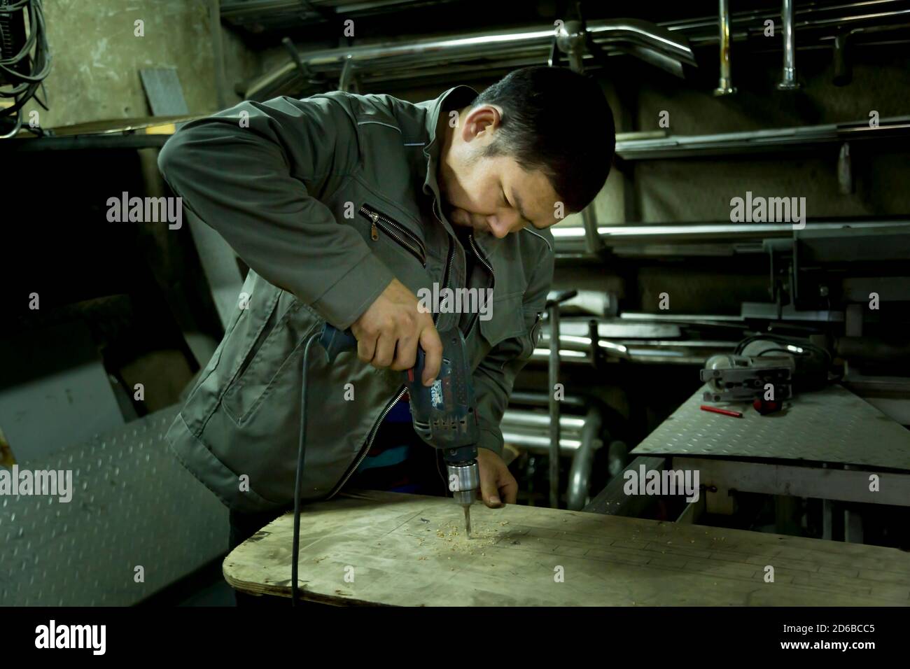 Primo piano ritratto di fabbro sul posto di lavoro Foto Stock