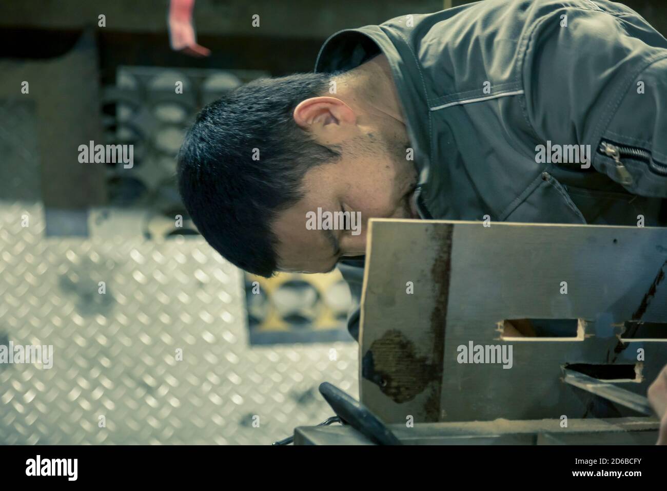 Primo piano ritratto di fabbro sul posto di lavoro Foto Stock