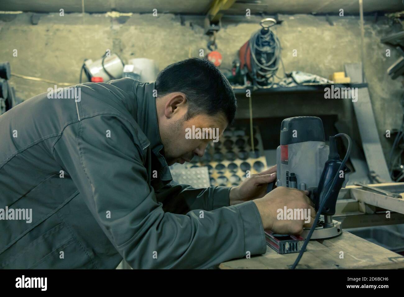 Primo piano ritratto di fabbro sul posto di lavoro Foto Stock