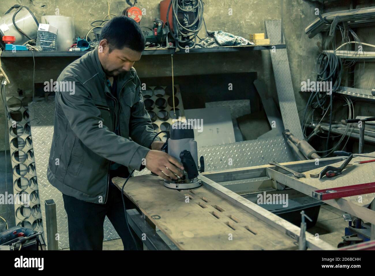 Primo piano ritratto di fabbro sul posto di lavoro Foto Stock