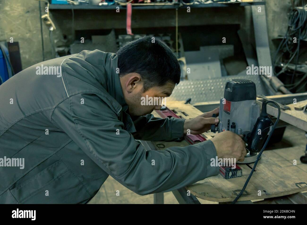 Primo piano ritratto di fabbro sul posto di lavoro Foto Stock