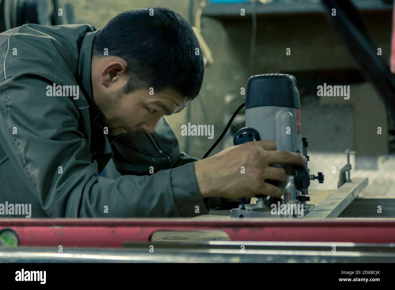 Primo piano ritratto di fabbro sul posto di lavoro Foto Stock