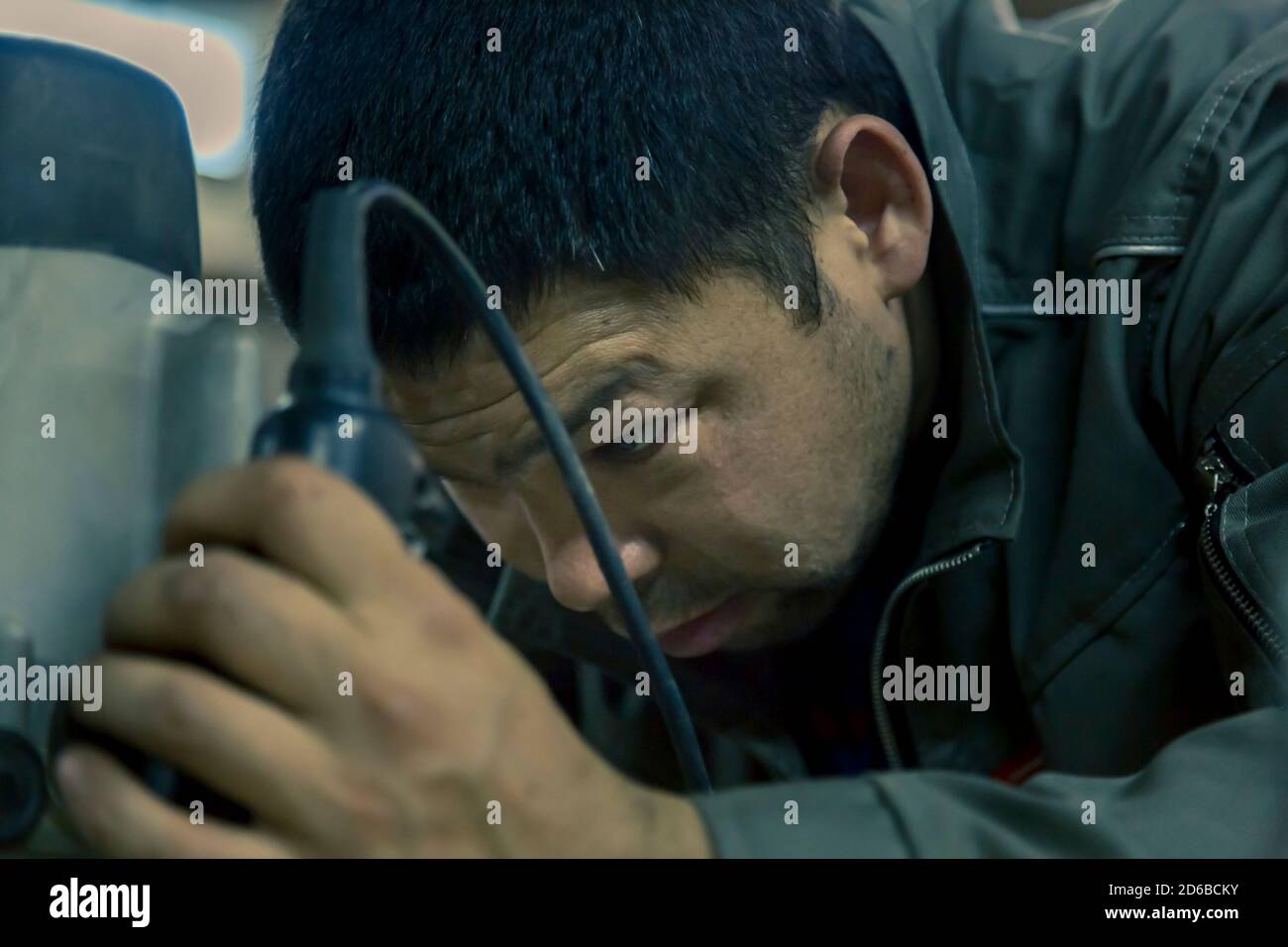 Primo piano ritratto di fabbro sul posto di lavoro Foto Stock