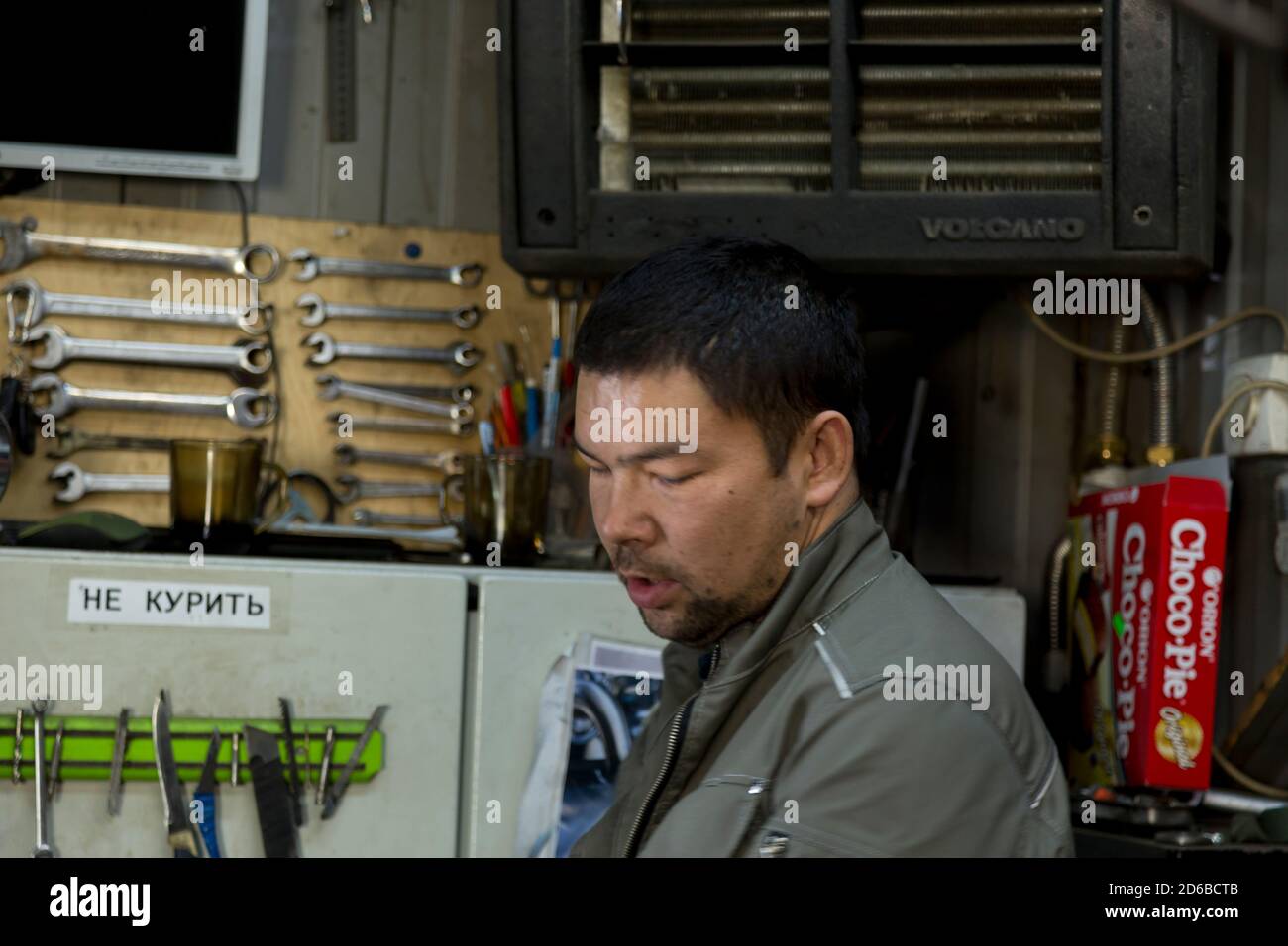 Primo piano ritratto di fabbro sul posto di lavoro Foto Stock