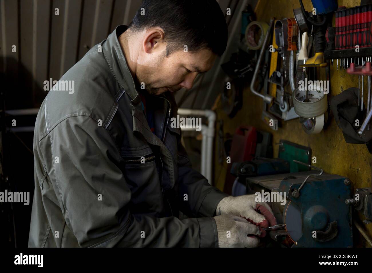 Primo piano ritratto di fabbro sul posto di lavoro Foto Stock