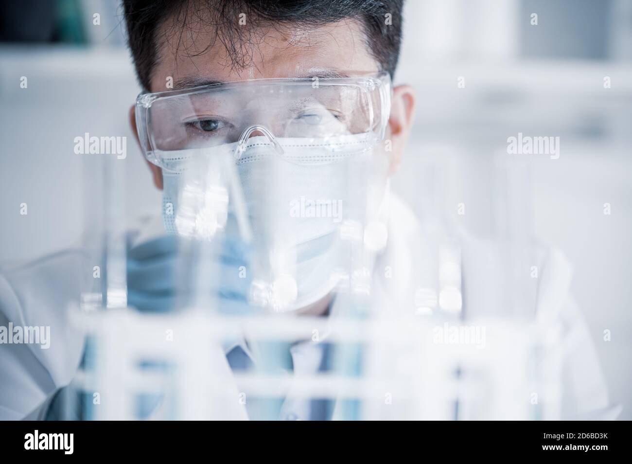 Scienziato maschile asiatico che lavora in un laboratorio. Concetto di sviluppo del vaccino. Foto Stock