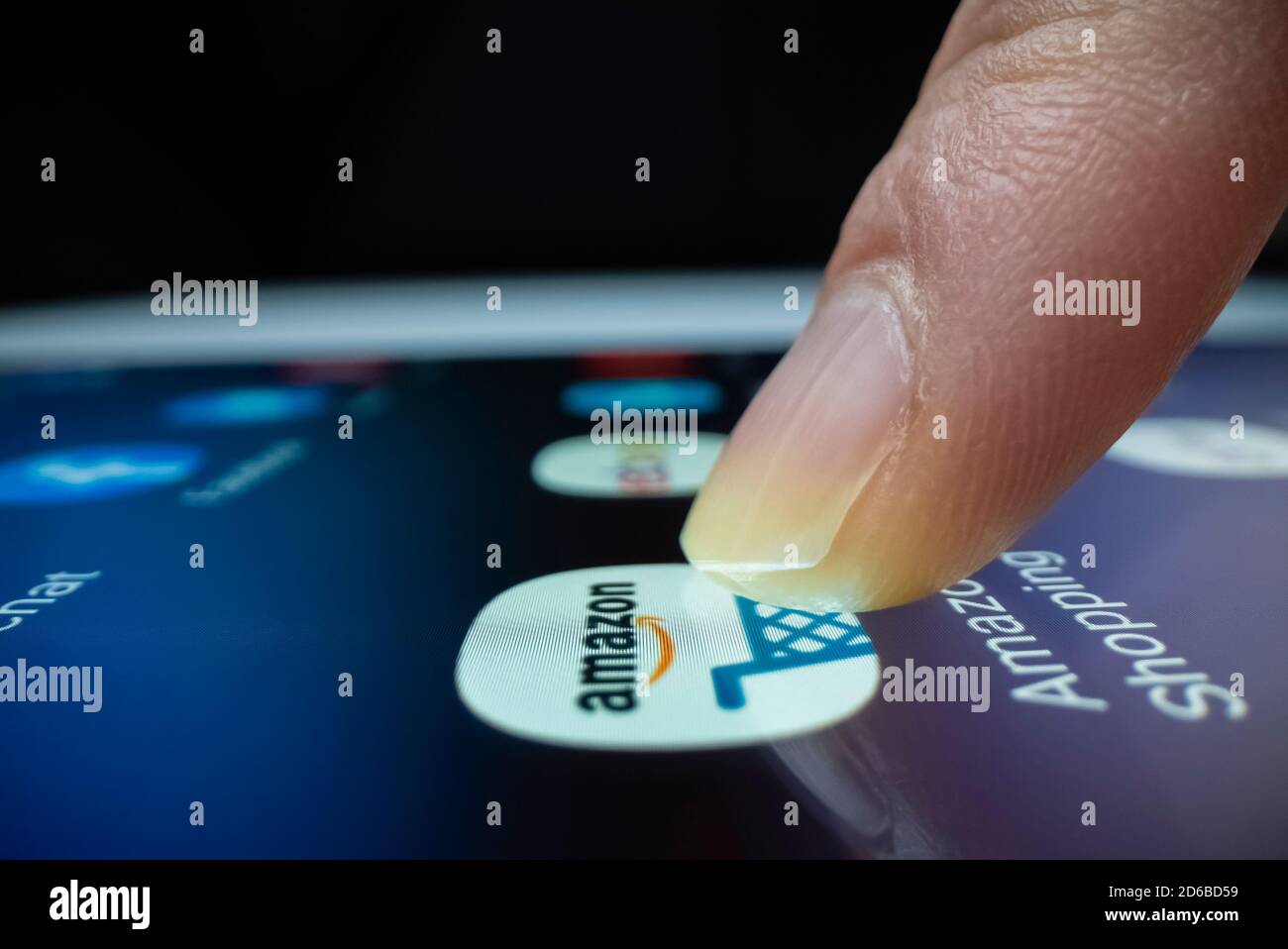 Vista in primo piano grandangolare del clic sull'icona dell'app Amazon Foto Stock