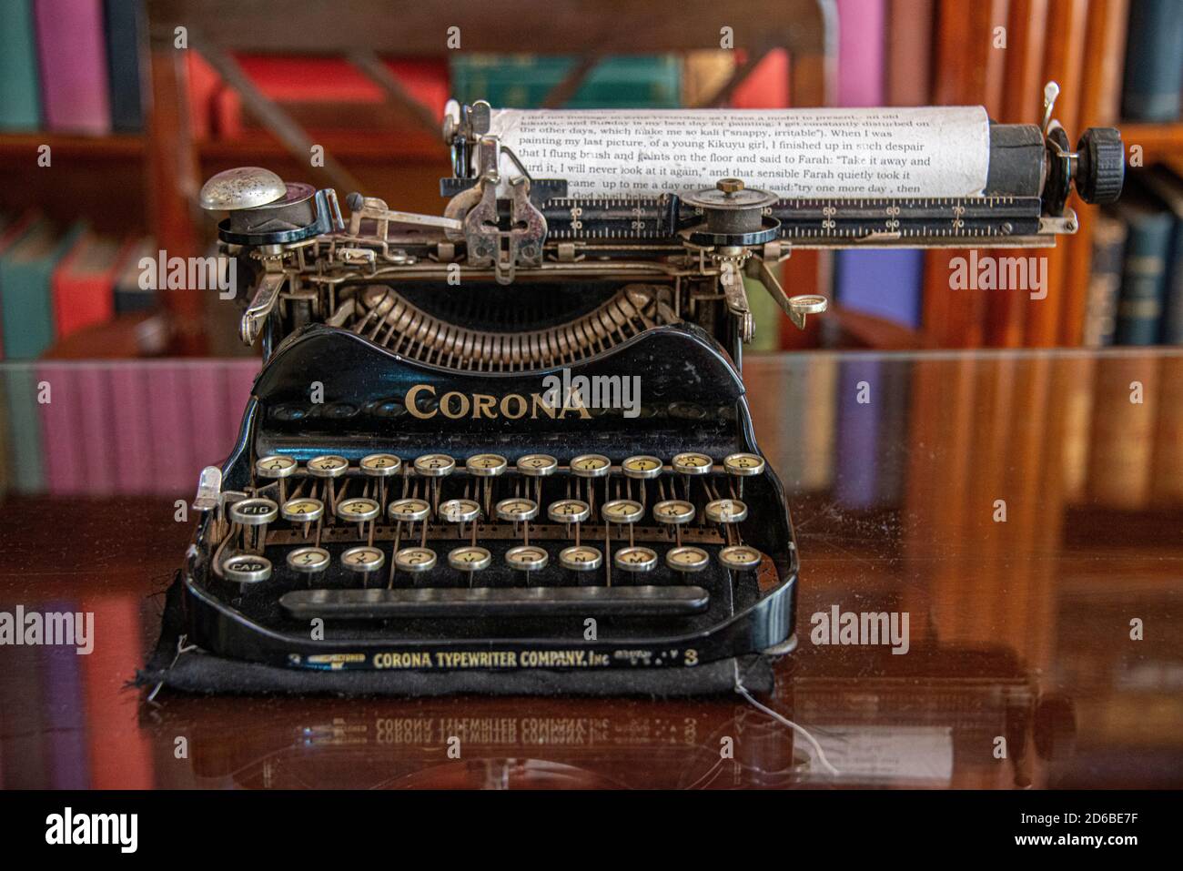 Corona Typewriter che apparteneva a Karen Blixen nella sua biblioteca Foto Stock