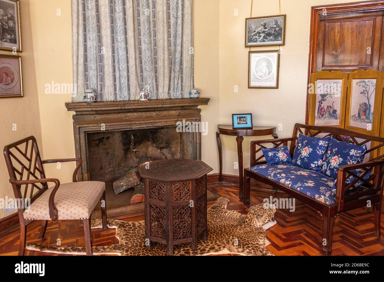 Interno della casa Karen Blixen con camino e pelle leopardata sfregamento Foto Stock