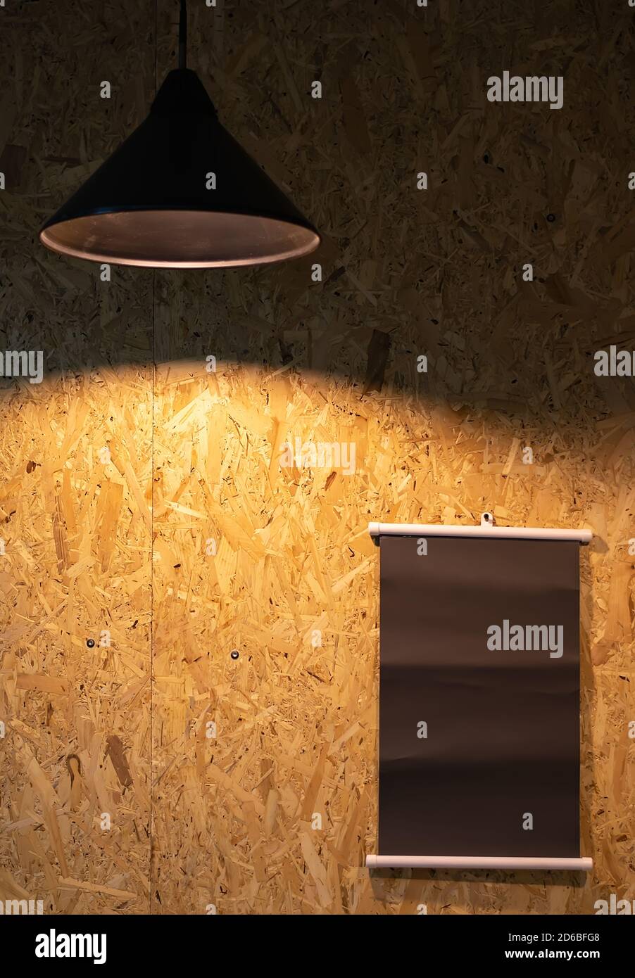 Sfondo, vista di una tavola di legno di notte, illuminata da una lampada per un organizzatore di dischi a casa o in ufficio Foto Stock
