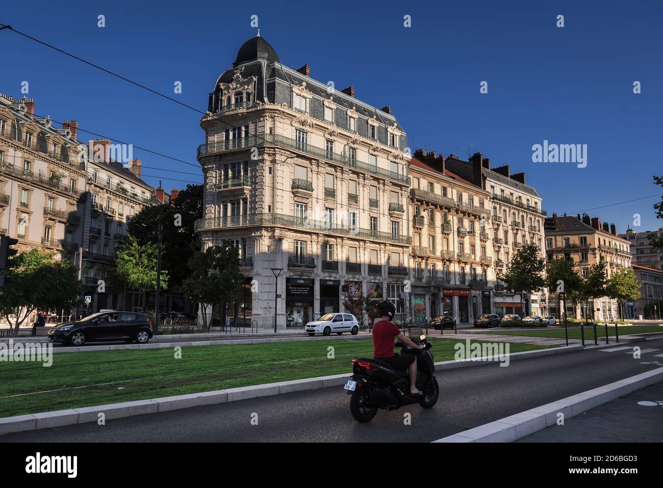 Guida in bicicletta nella vecchia strada di Grenoble Foto Stock Guida in bicicletta nella vecchia strada di Grenoble Foto Stock