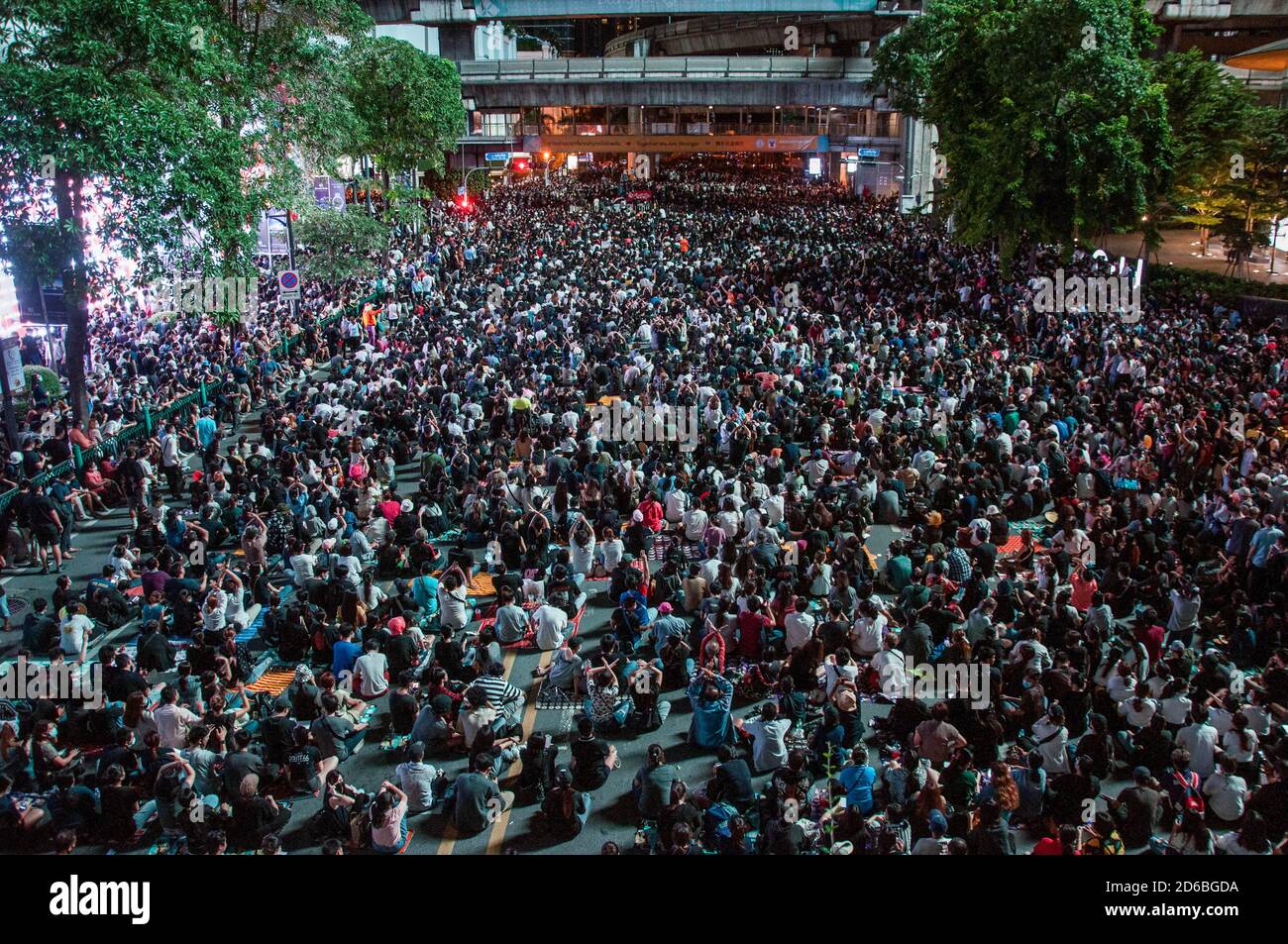 Bangkok, Thailandia. 15 Ott 2020. Una folla di manifestanti occupa la strada principale mentre si radunano all'incrocio di Ratchaprasong durante la dimostrazione. Migliaia di manifestanti thailandesi anti-governativi hanno occupato la strada principale all'incrocio di Ratchaprasong a Bangkok chiedendo le dimissioni del primo ministro thailandese, Prayuth Chan-ocha, e le riforme nella monarchia. Credit: SOPA Images Limited/Alamy Live News Foto Stock