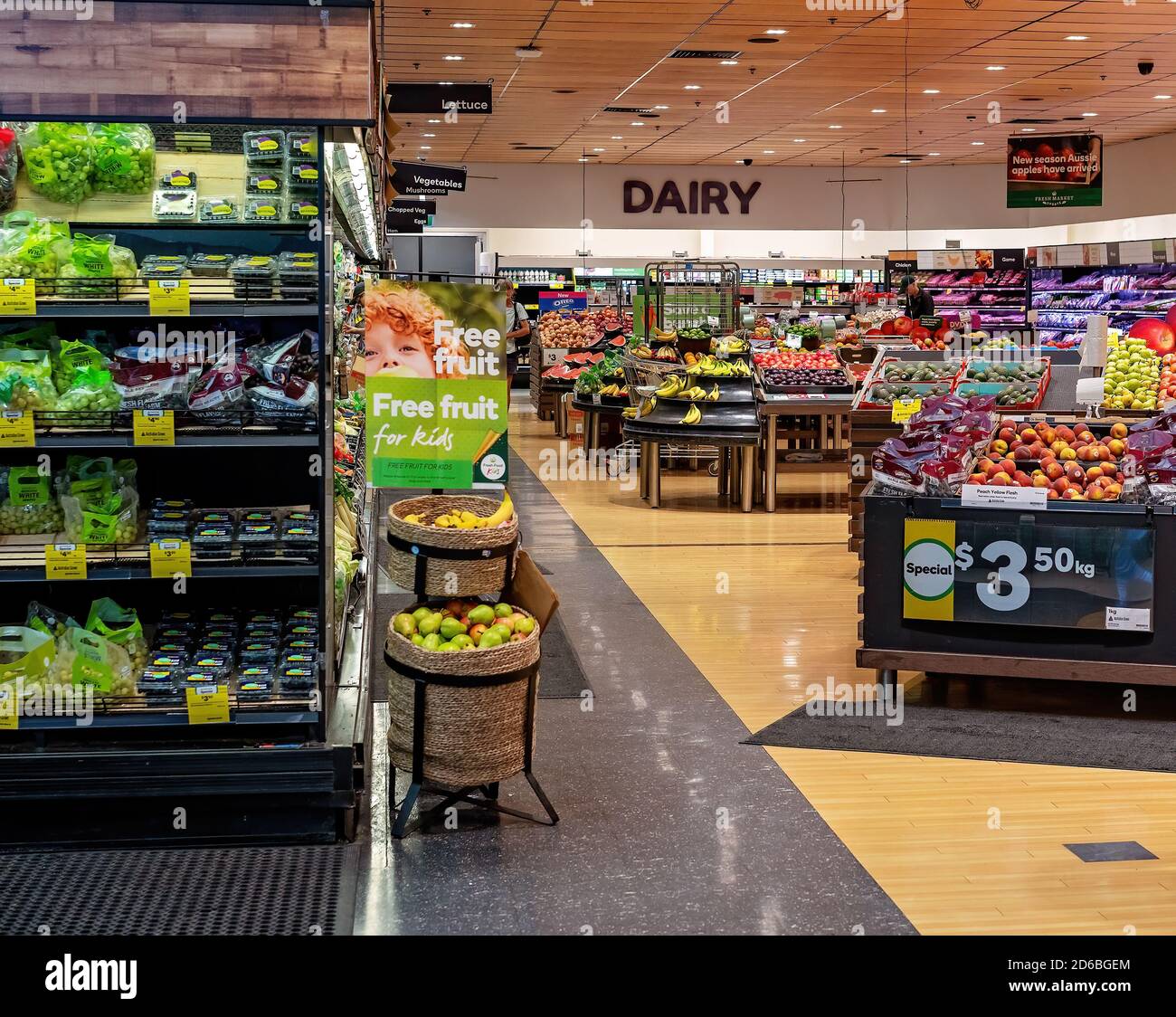 Walkerston, Queensland, Australia - Febbraio 2020: All'interno della sezione frutta e verdura del supermercato Woolworths Foto Stock