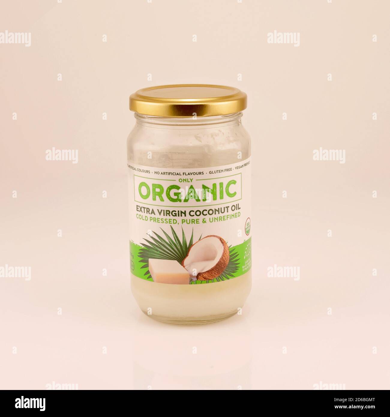 Mackay, Queensland, Australia - Febbraio 2020: Una bottiglia di olio di cocco organico isolato su sfondo bianco, fotografia di prodotto Foto Stock