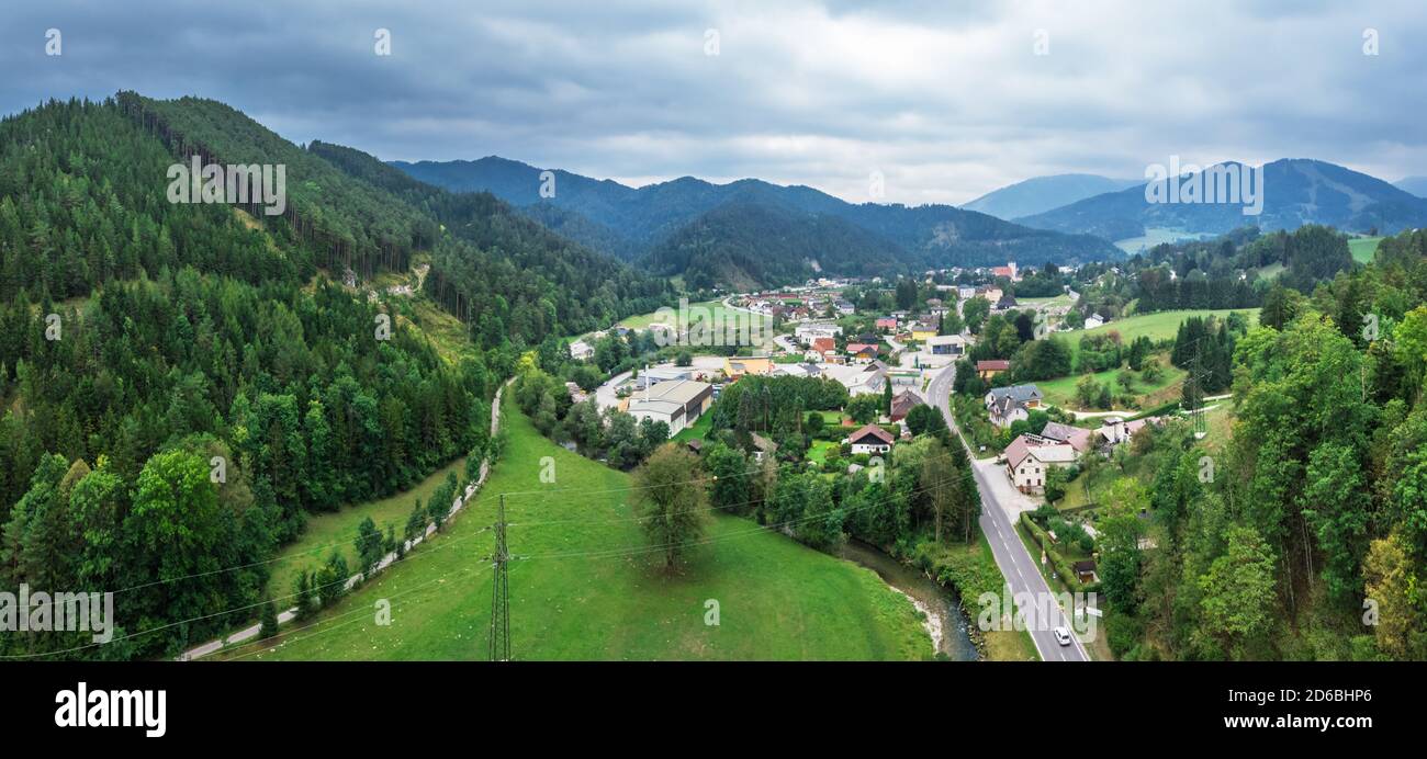 Splendida vista panoramica della piccola città situata tra le colline e le montagne della bassa Austria. Foto vista dall'alto scattata sul drone. Foto Stock