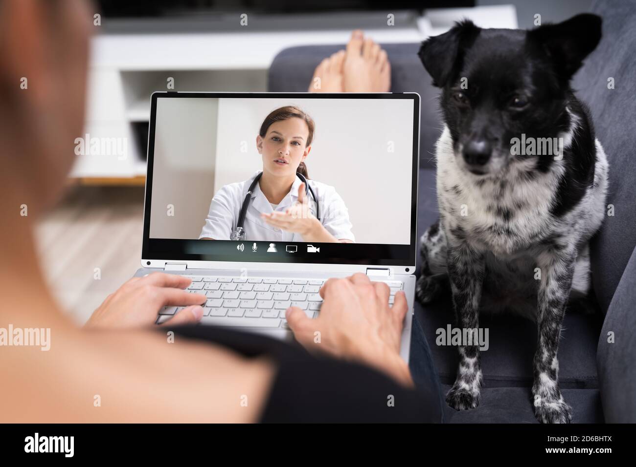 Chiamata in conferenza Web Video con Doctor su computer portatile Foto Stock