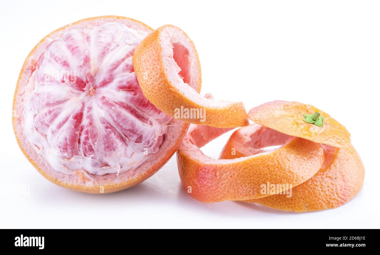 Pompelmo semi-pelato isolato su fondo bianco. Foto Stock