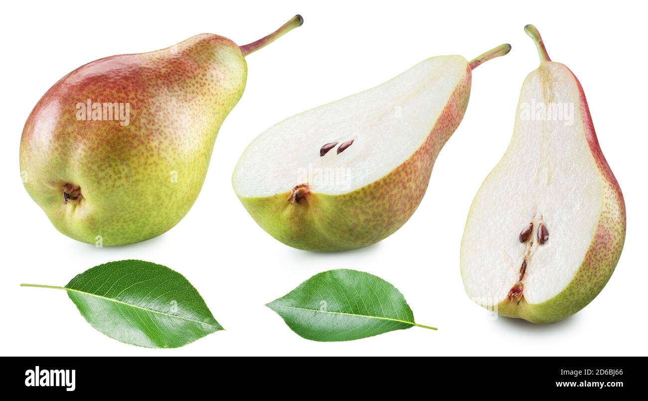 Metà pera matura di pera e foglie di pera su sfondo bianco. Il file contiene il percorso di ritaglio per ogni elemento. Foto Stock