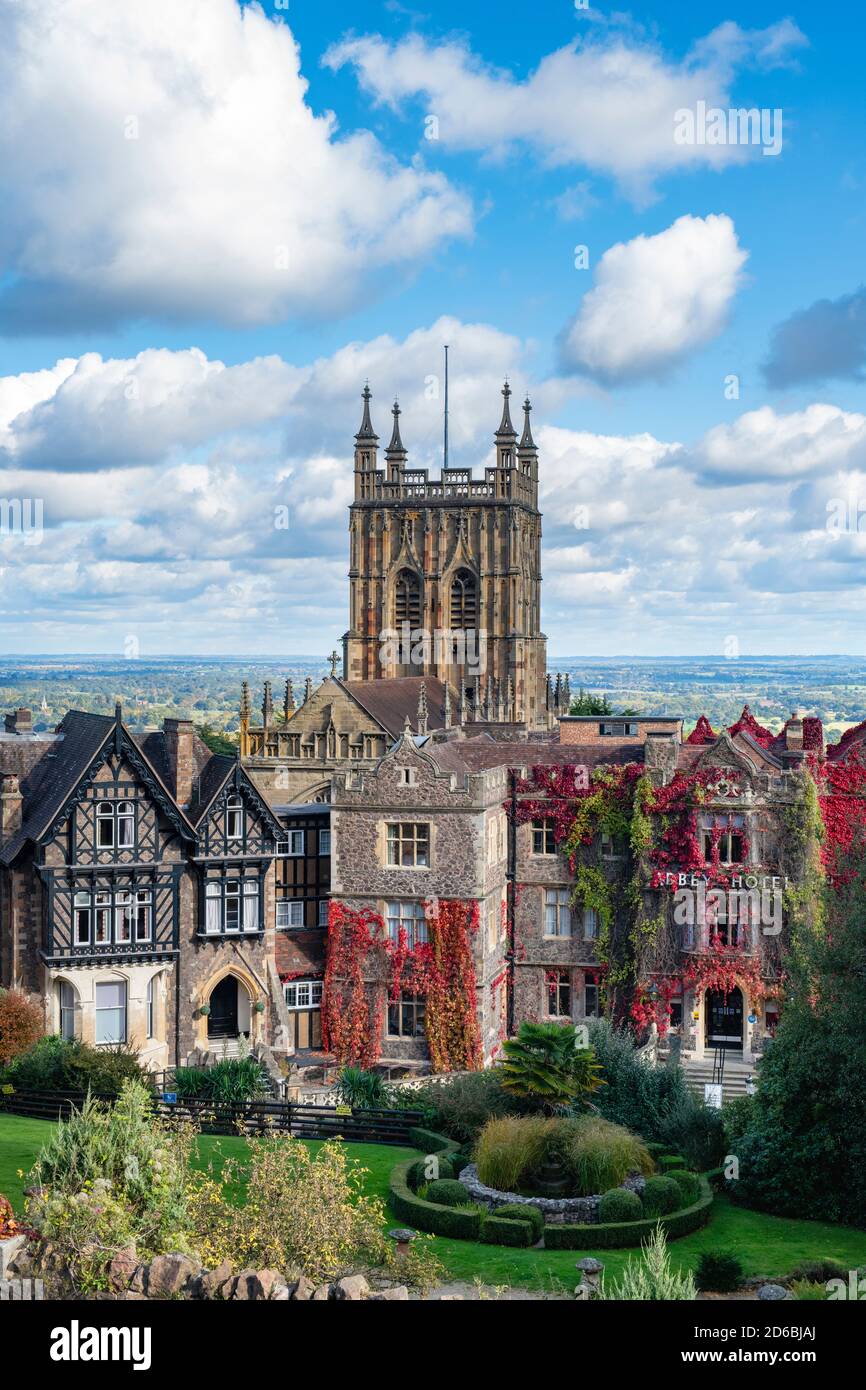Great Malvern Priory e l'Abbey Hotel in autunno. Great Malvern, Worcestershire, Inghilterra Foto Stock